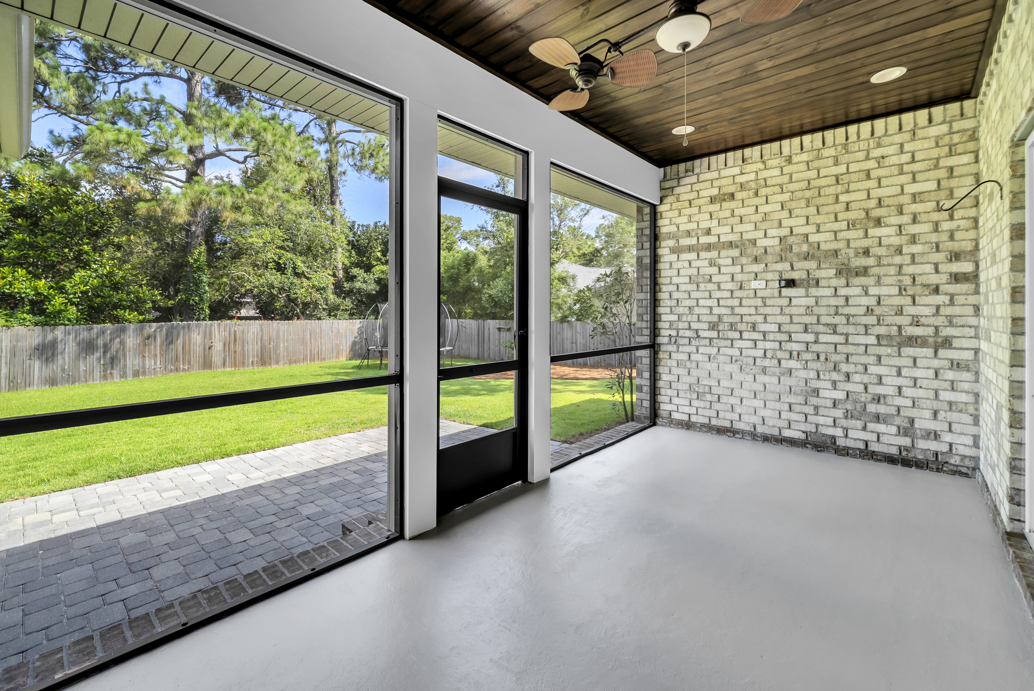  Move-In Ready Brick Home with Spacious Fenced Backyard Near the Bay - 物件實景