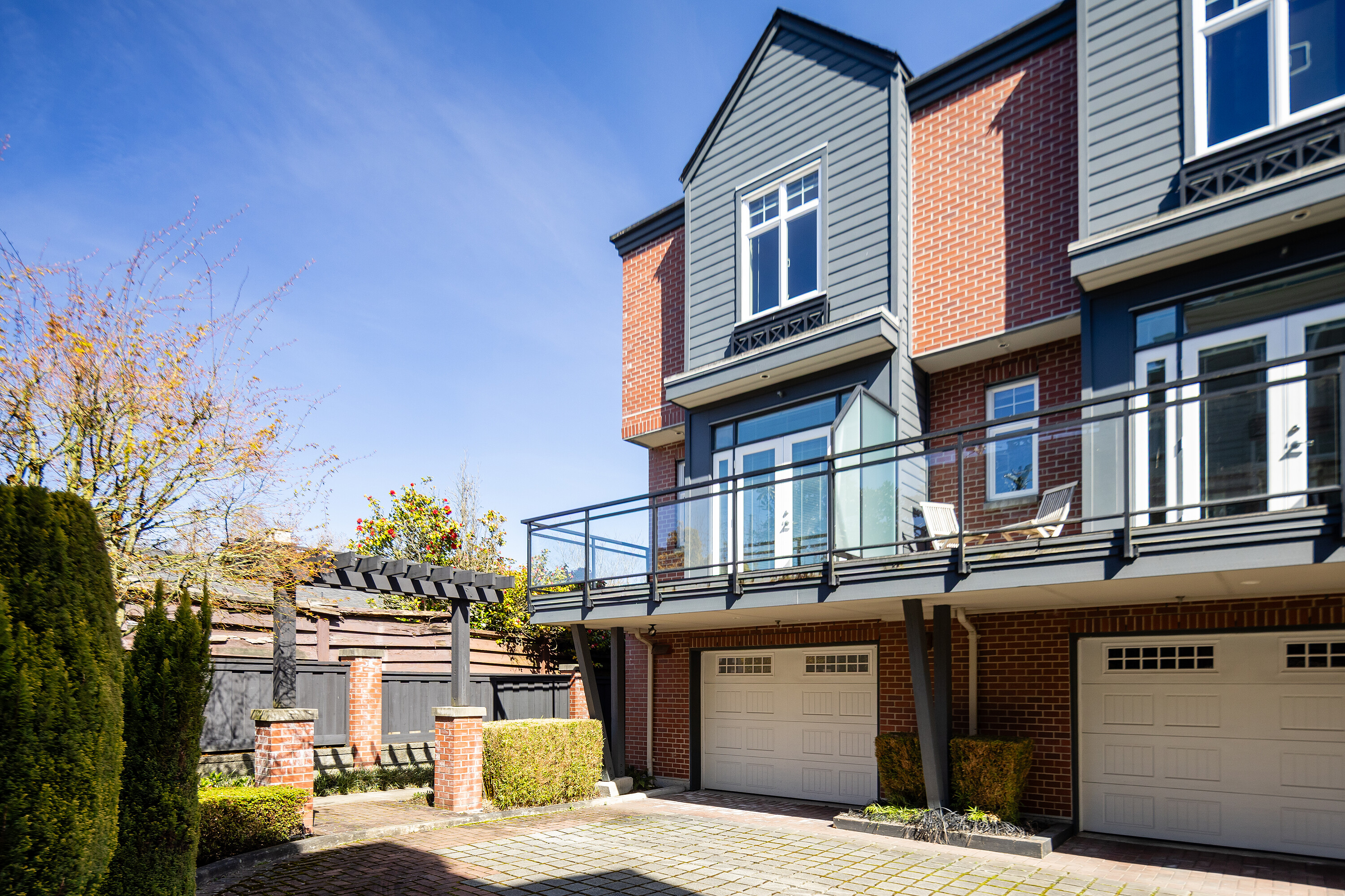  Elevated End-Unit Townhome - 物件實景