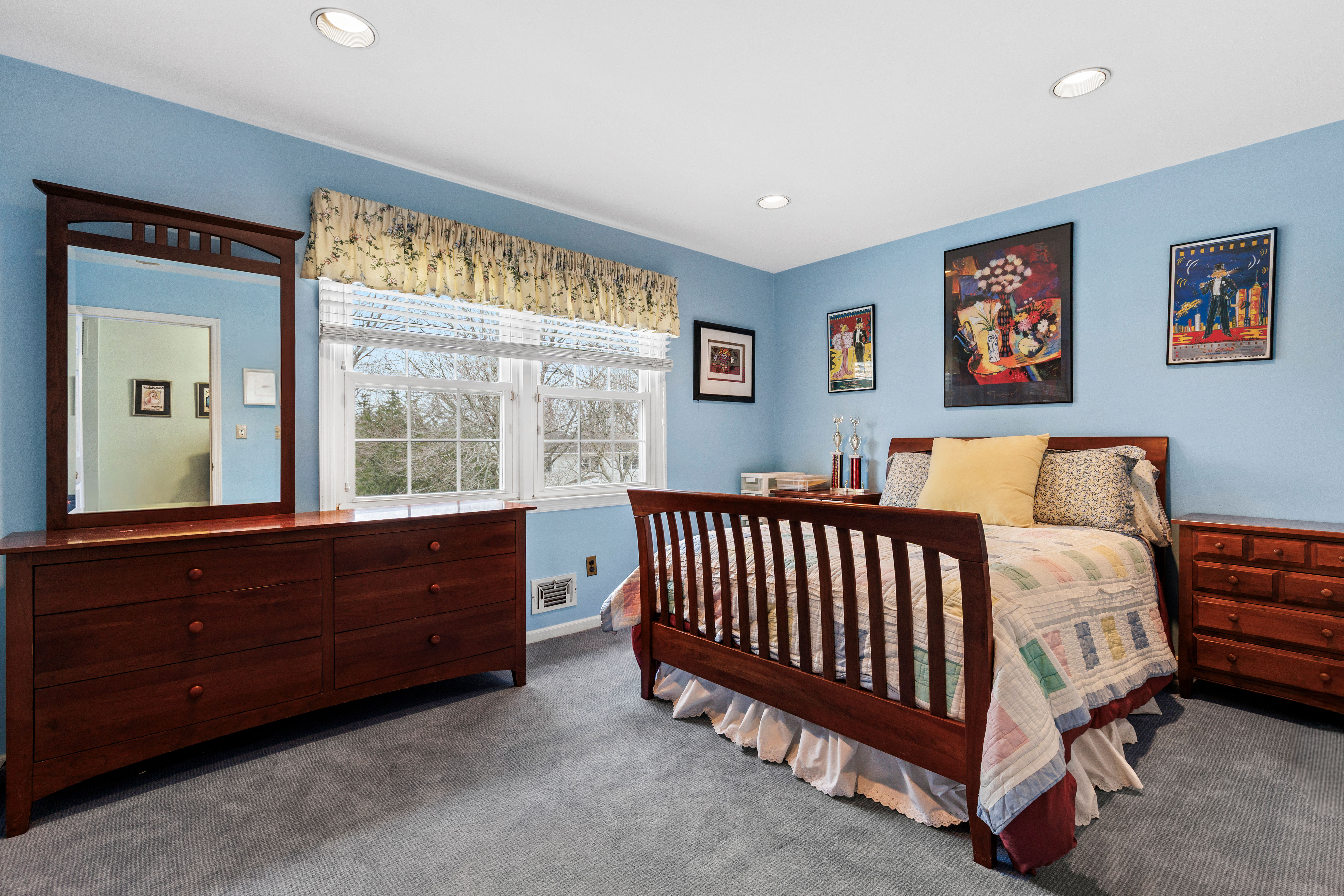  A beautiful, gracious colonial with a circular driveway. - 物件實景