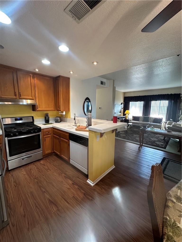 Lake Forest, California, 92630, United States, 2 Bedrooms Bedrooms, ,2 BathroomsBathrooms,Residential,For Sale,2010799