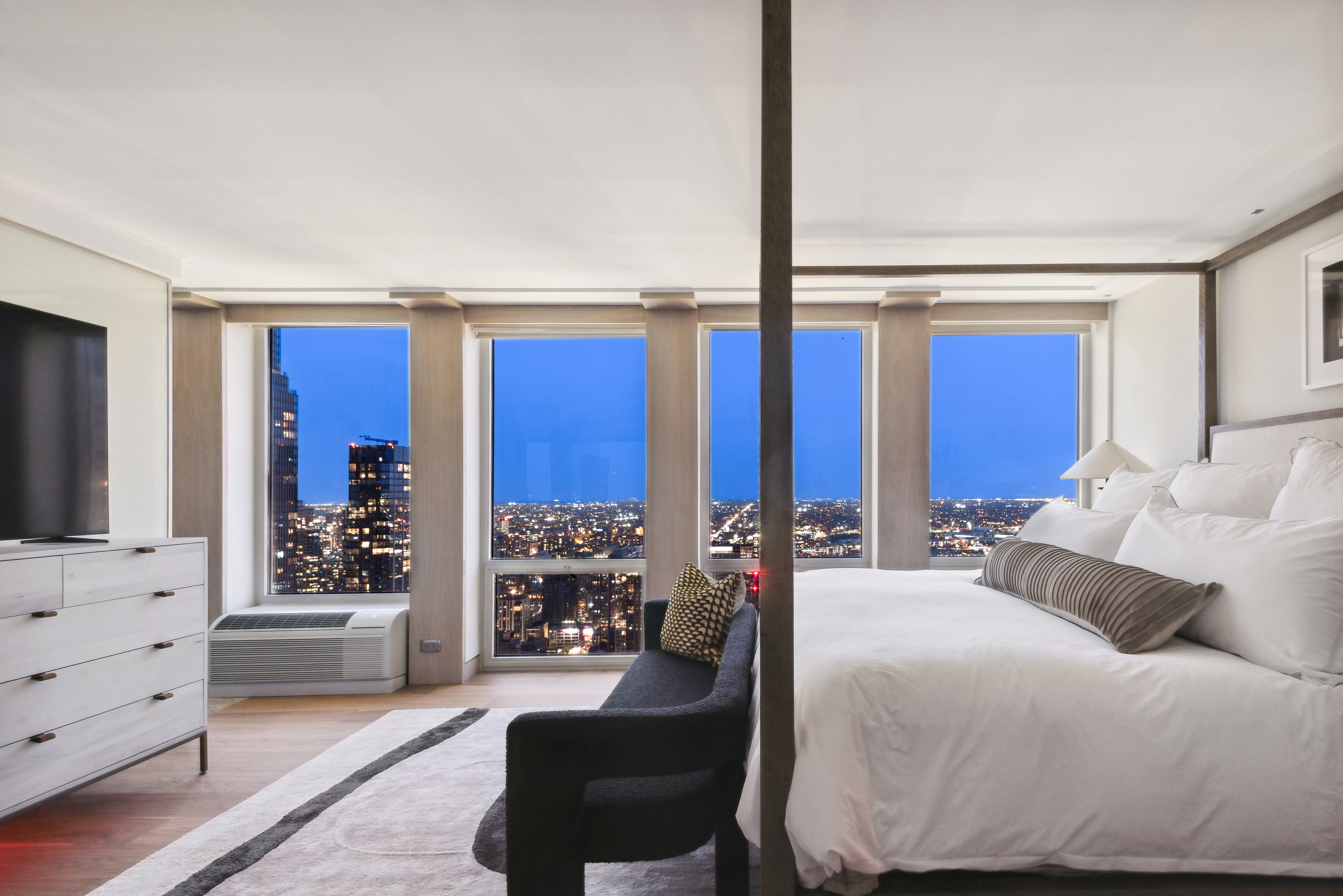  Absolutely Stunning, Penthouse Level Furnished Condo - 物件實景
