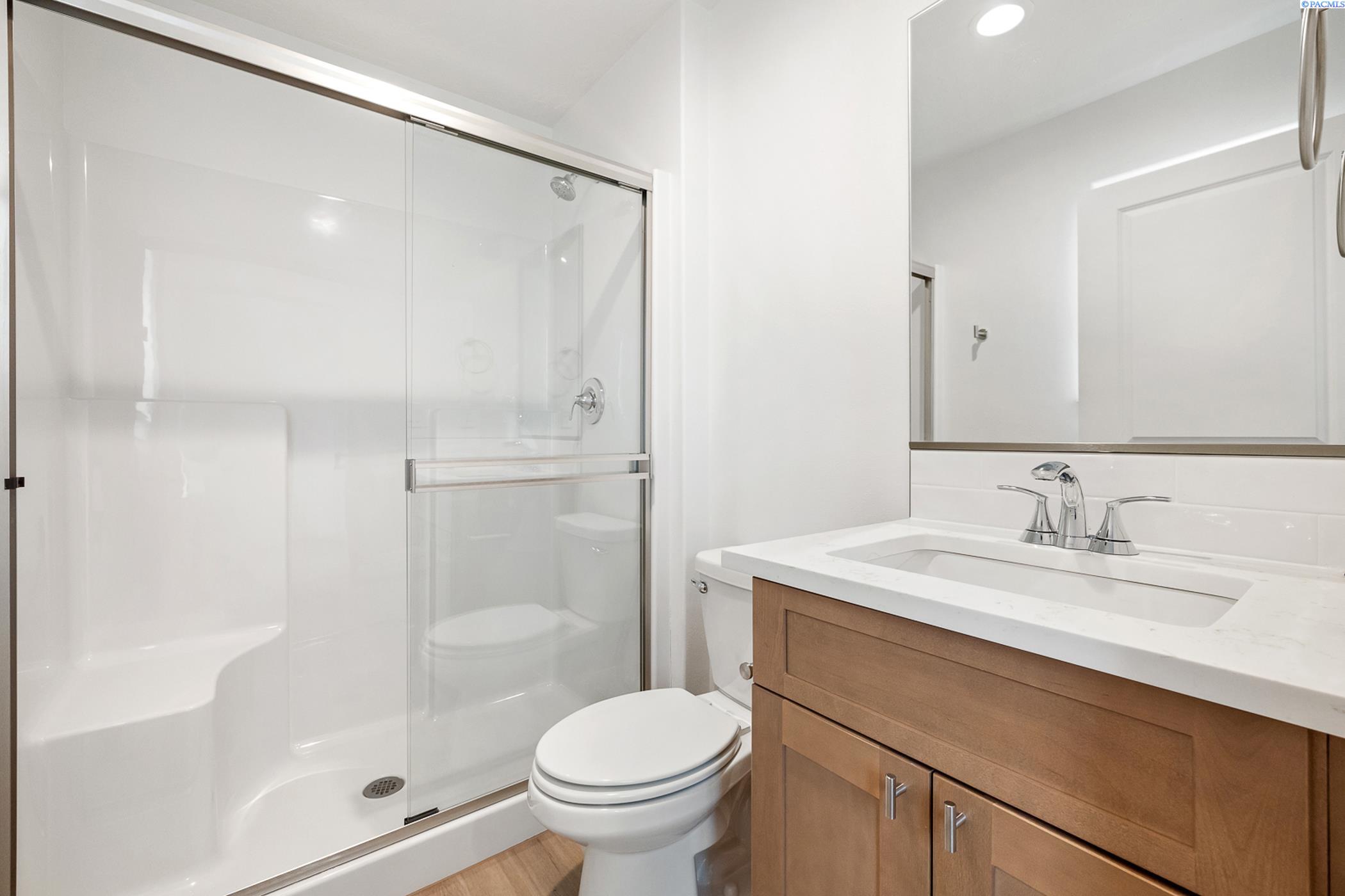 Kennewick, Washington, 99337, United States, 5 Bedrooms Bedrooms, ,Residential,For Sale,1940850