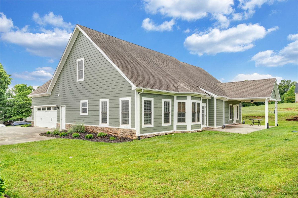 Huddleston, Virginia, 24104, United States, 4 Bedrooms Bedrooms, ,4 BathroomsBathrooms,Residential,For Sale,2048445