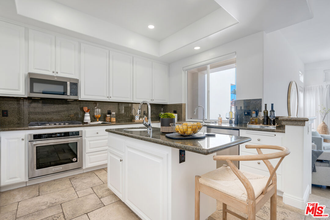 Malibu, California, 90265, United States, 2 Bedrooms Bedrooms, ,3 BathroomsBathrooms,Residential,For Sale,1902662