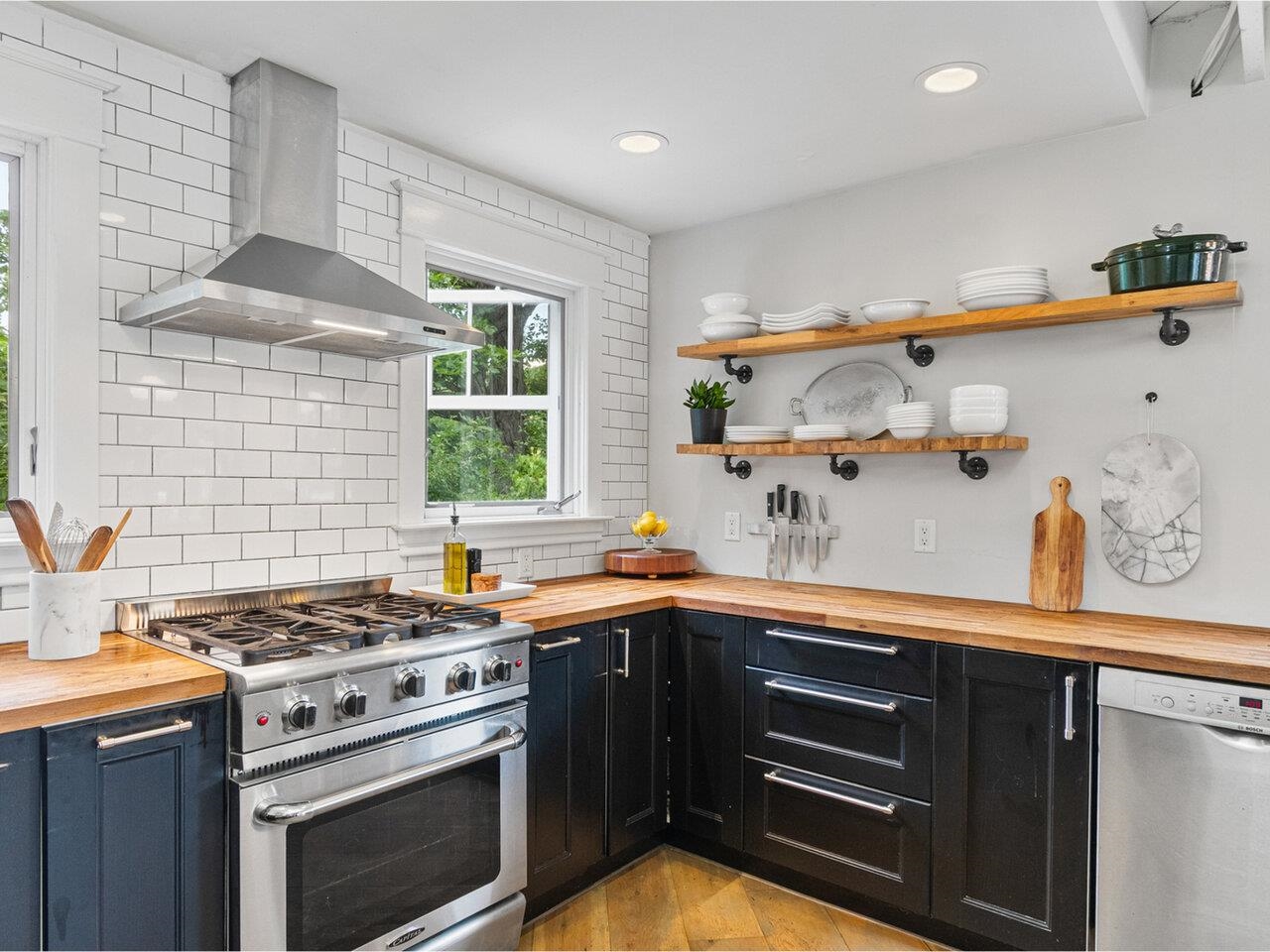 Burlington, Vermont, 05401, United States, 3 Bedrooms Bedrooms, ,2 BathroomsBathrooms,Residential,For Sale,1906339