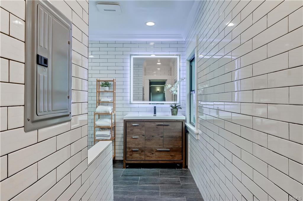 Los ANgeles, California, 90004, United States, 5 Bedrooms Bedrooms, ,2 BathroomsBathrooms,Residential,For Sale,1756474