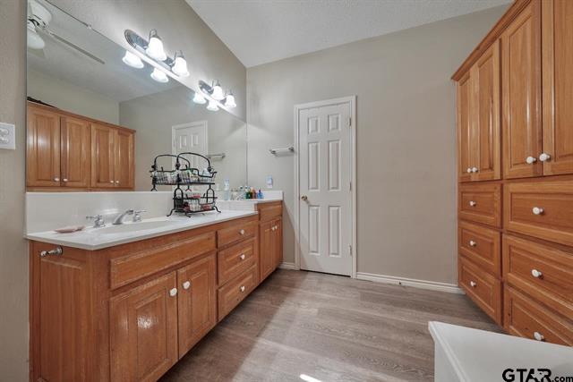 Lindale, Texas, 75771, United States, 4 Bedrooms Bedrooms, ,3 BathroomsBathrooms,Residential,For Sale,1937057