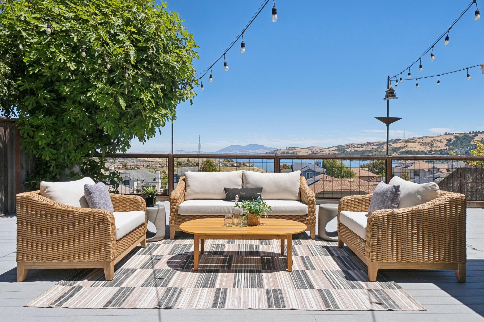  Beautifully Updated Home with Stunning Water Views - 物件實景