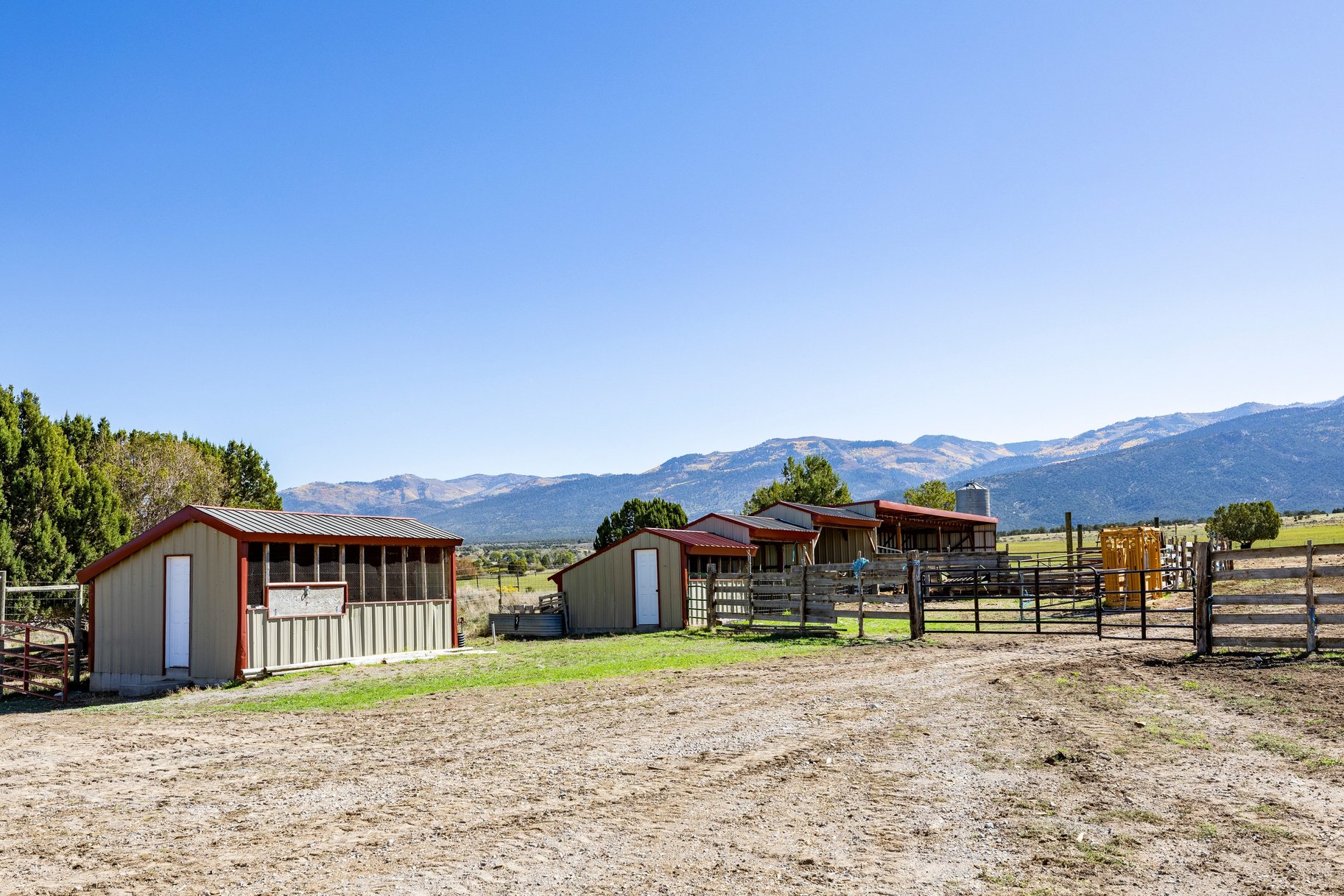  Family Compound with Sports Court, Privacy, and Horseshoe Mountain Views - 物件實景