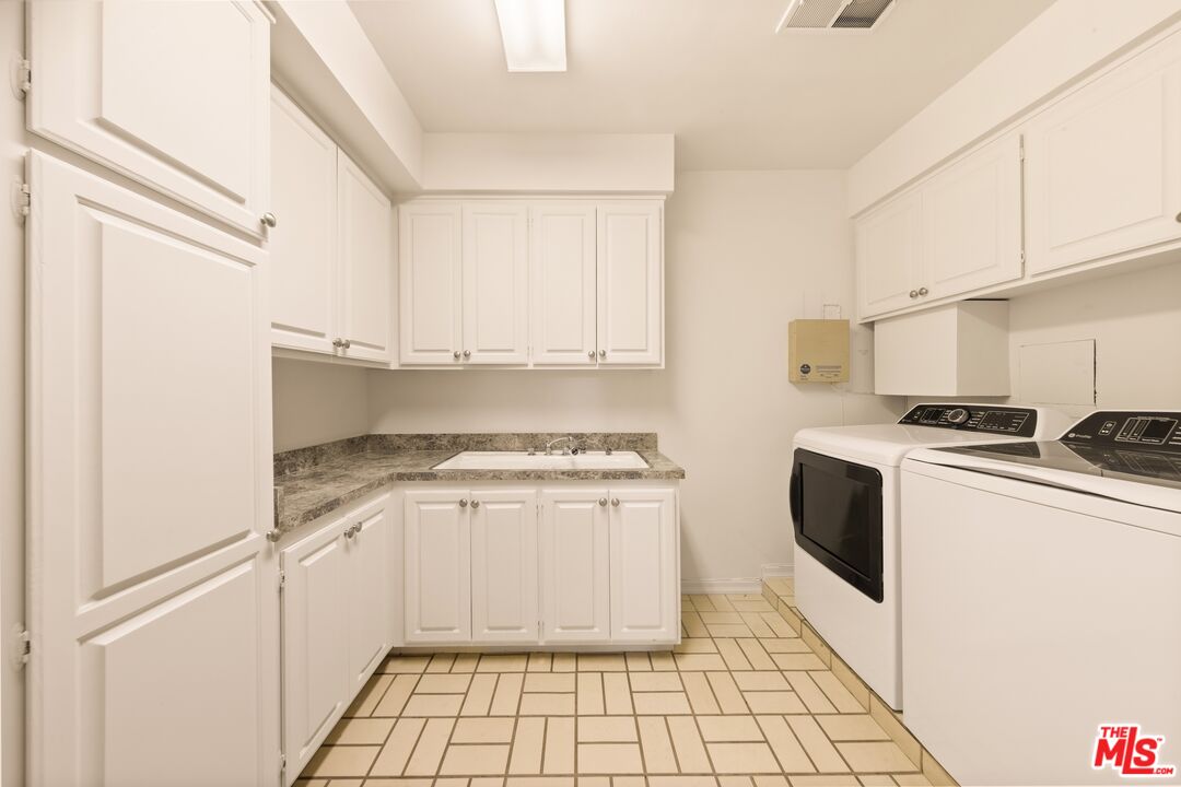 Los Angeles, California, 90035, United States, 3 Bedrooms Bedrooms, ,4 BathroomsBathrooms,Residential,For Sale,1989035