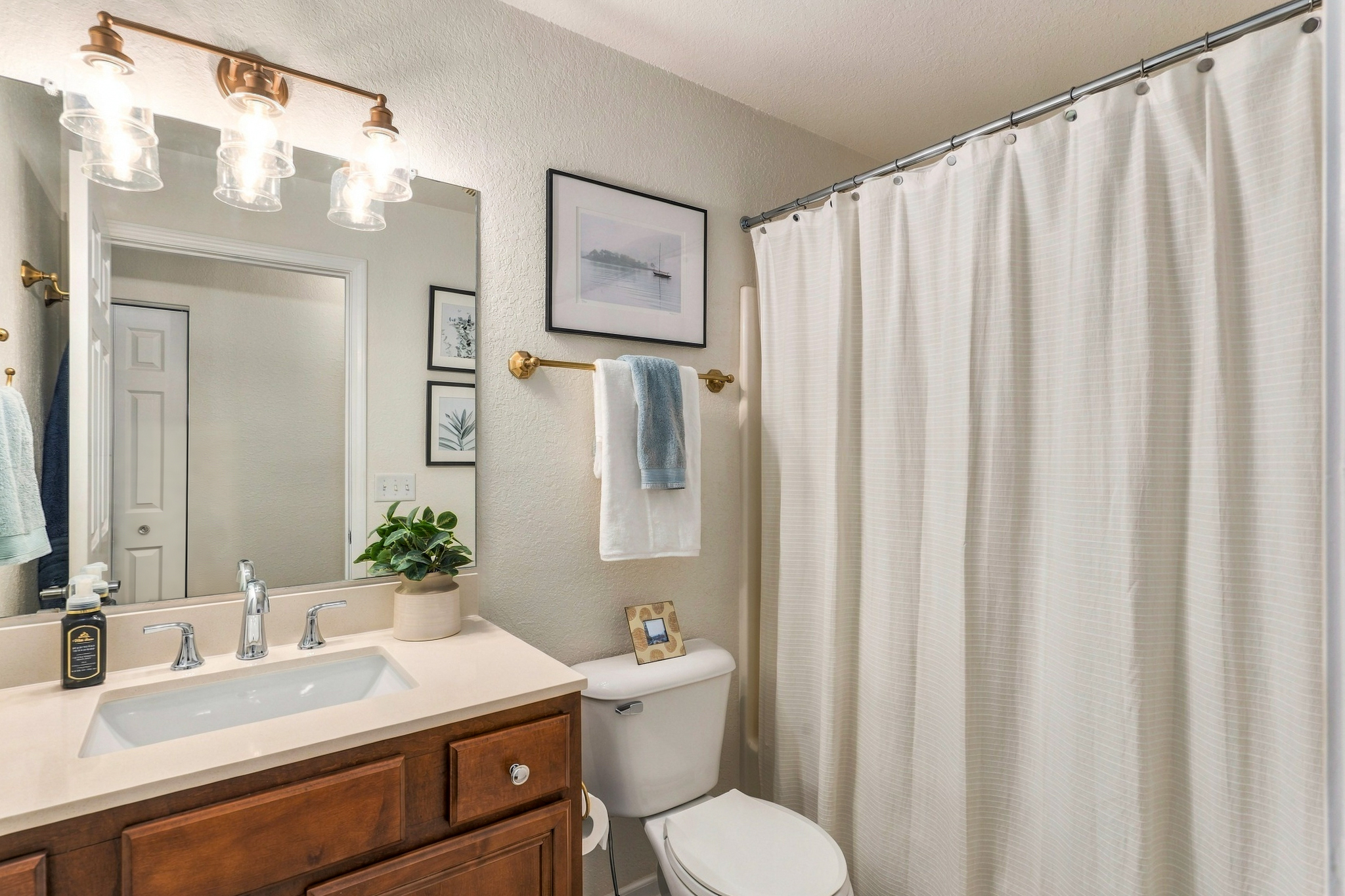  Pewaukee Condo with Scenic Pond Views & Resort Amenities - 物件實景