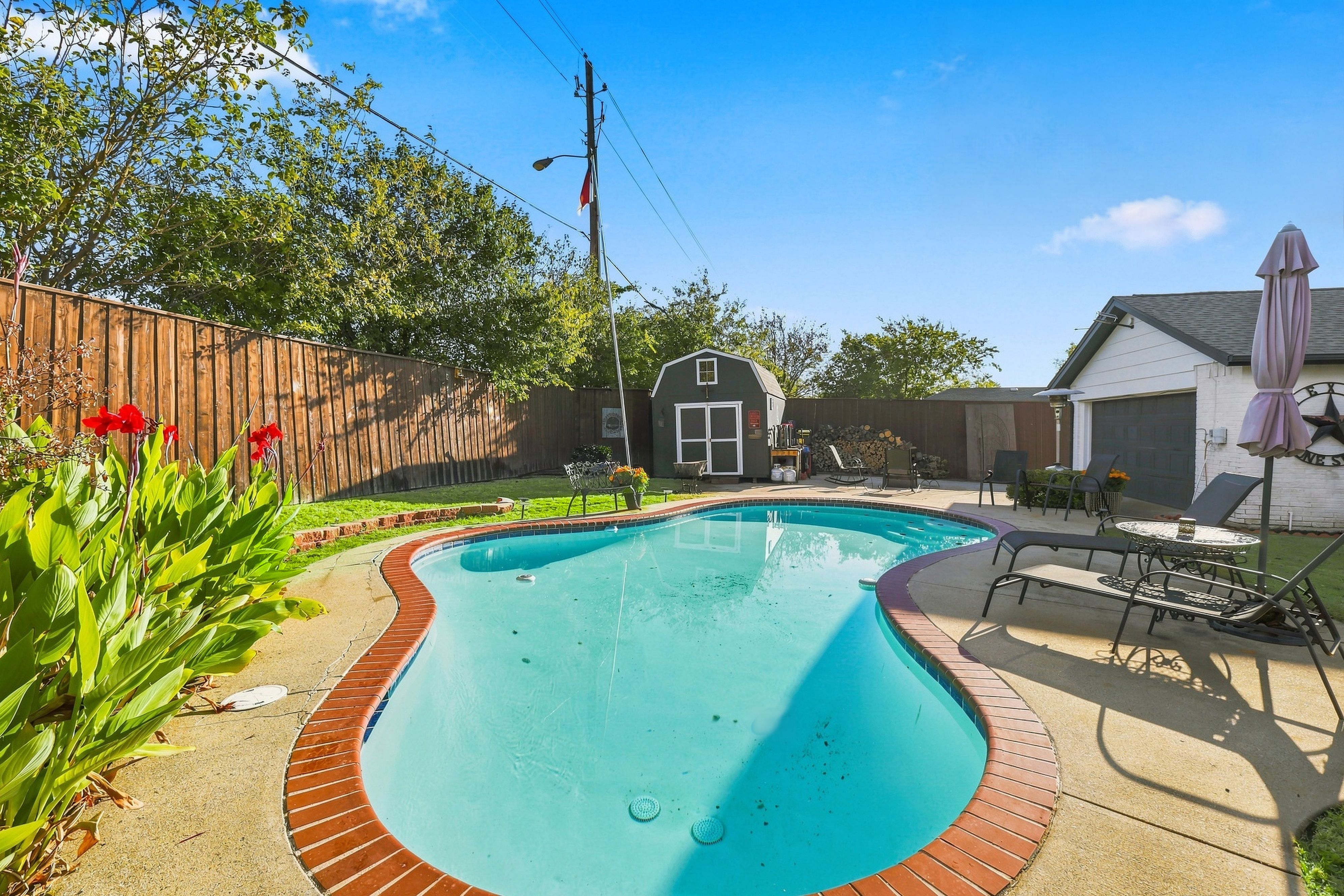  Established Neighborhood Charm. Private Poolside Retreat. - 物件實景