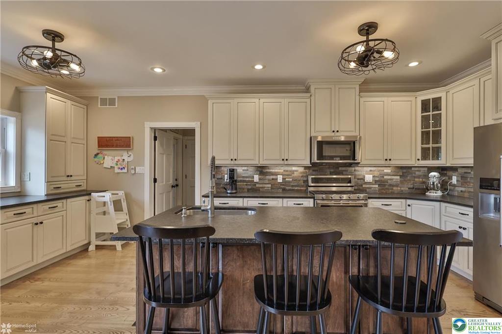 Stroudsburg, Pennsylvania, 18360-6926, United States, 7 Bedrooms Bedrooms, ,4 BathroomsBathrooms,Residential,For Sale,1904497
