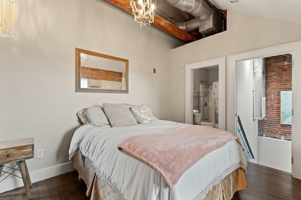 Salem, Massachusetts, 01970, United States, 2 Bedrooms Bedrooms, ,2 BathroomsBathrooms,Residential,For Sale,1896365