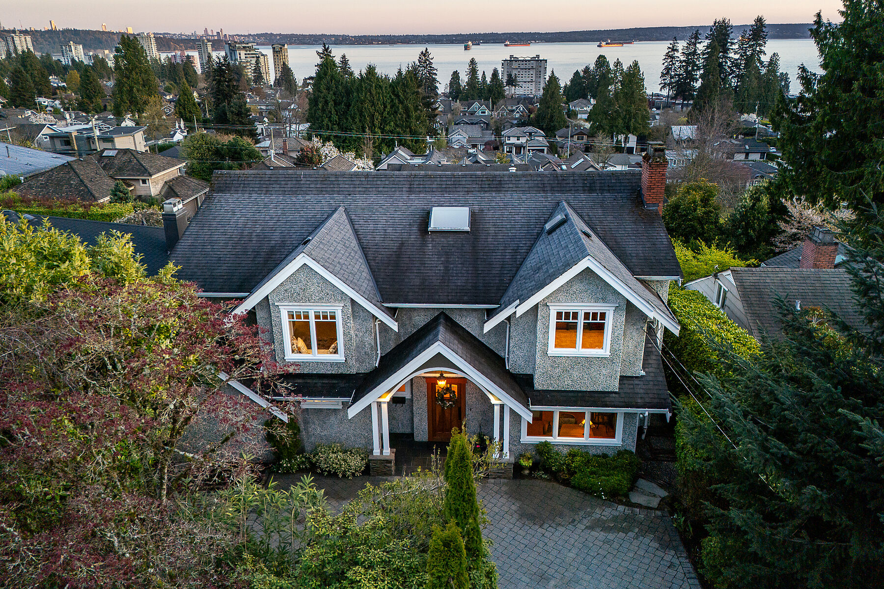  Ideal Dundarave Location - 物件實景