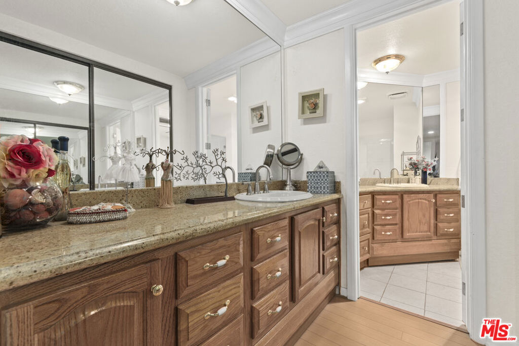 Sherman Oaks, California, 91423, United States, 2 Bedrooms Bedrooms, ,1 BathroomBathrooms,Residential,For Sale,1976281