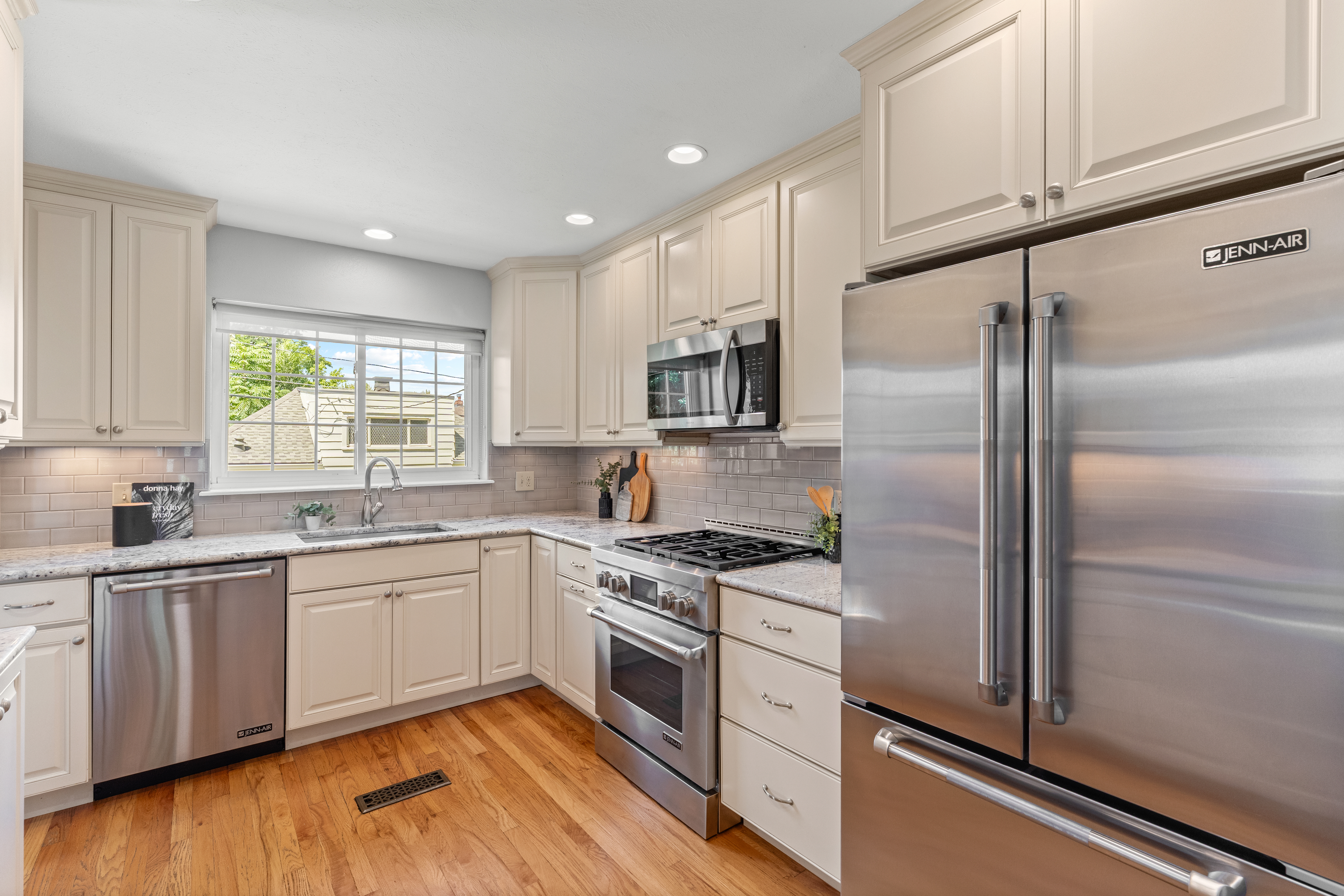 Classic Belcaro Charm Meets Modern, Updated 4-Bedroom, 2-Bath Brick Ranch - 物件實景