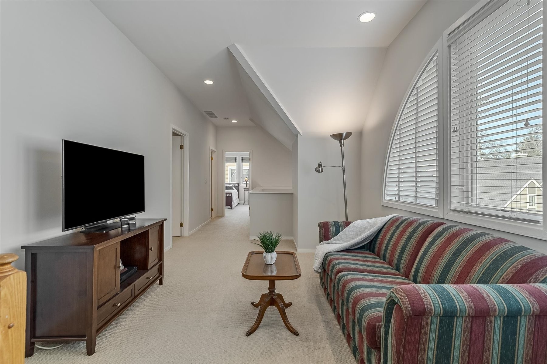  Updated Townhome Conveniently Located - 物件實景