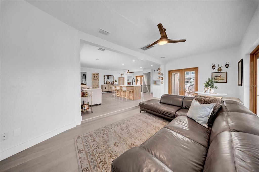 St Petersburg, Florida, 33704, United States, 2 Bedrooms Bedrooms, ,2 BathroomsBathrooms,Residential,For Sale,1897453