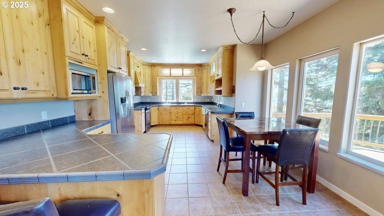 Gold Beach, Oregon, 97444, United States, 6 Bedrooms Bedrooms, ,4 BathroomsBathrooms,Residential,For Sale,1982299