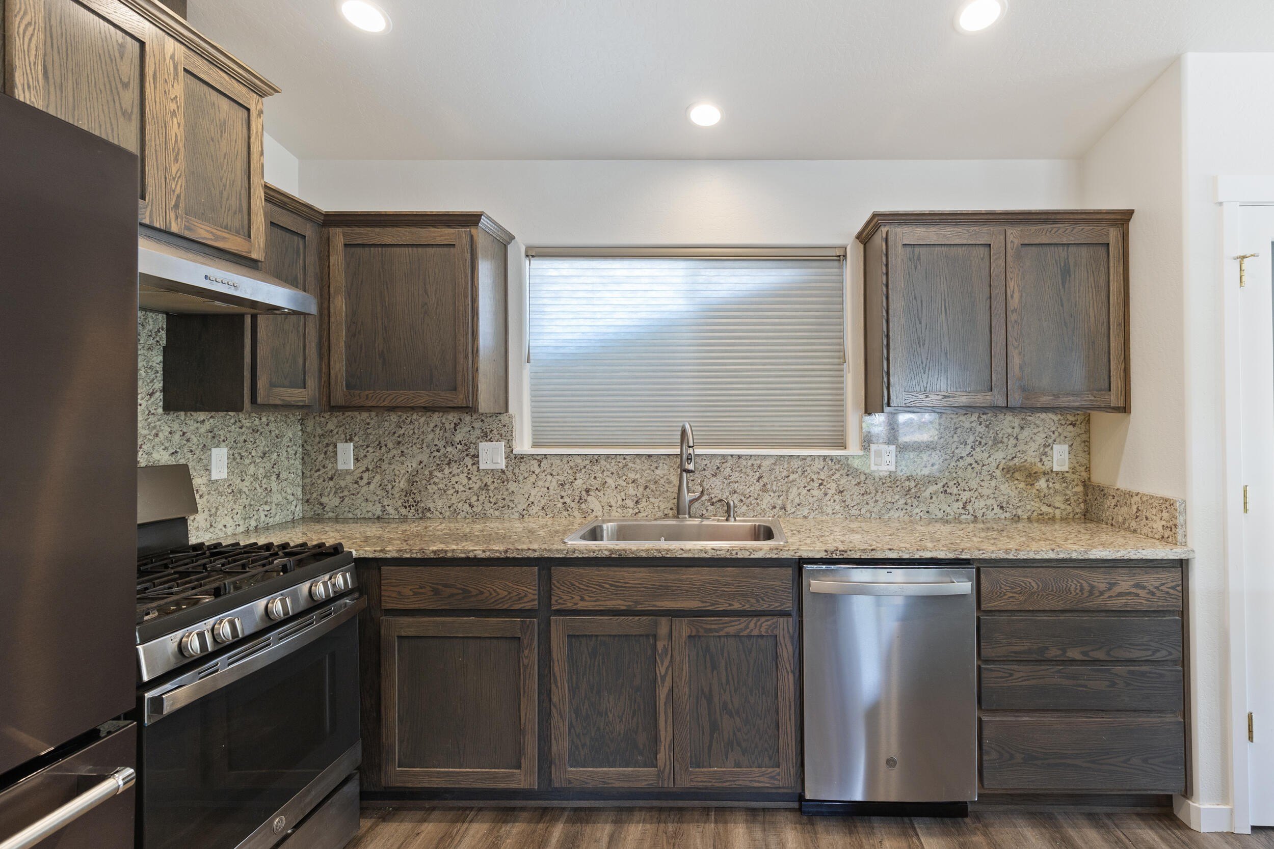 Grants Pass, Oregon, 97526, United States, 5 Bedrooms Bedrooms, ,4 BathroomsBathrooms,Residential,For Sale,1980751