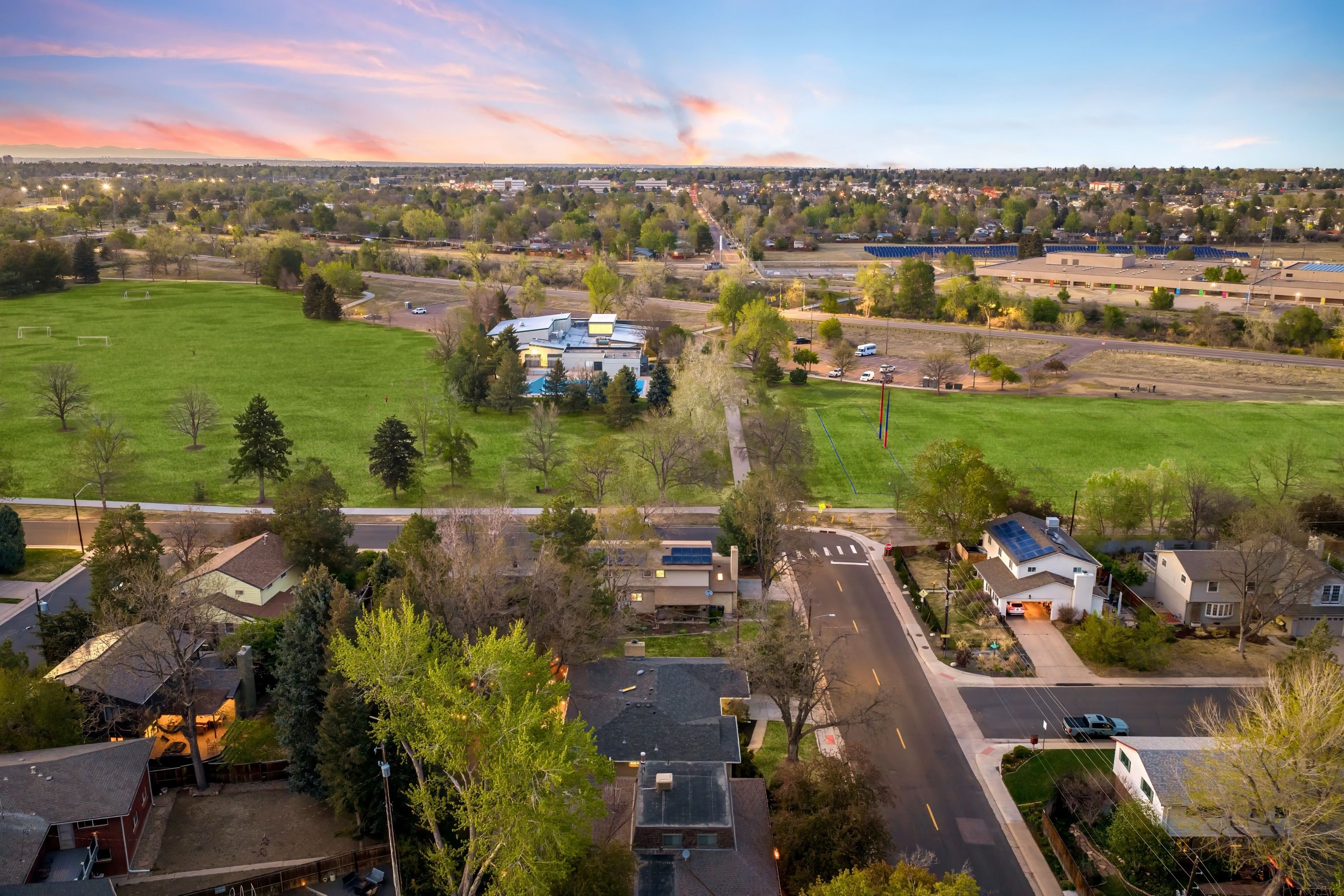  Updated Mid-Mod  Backyard Retreat - 物件實景