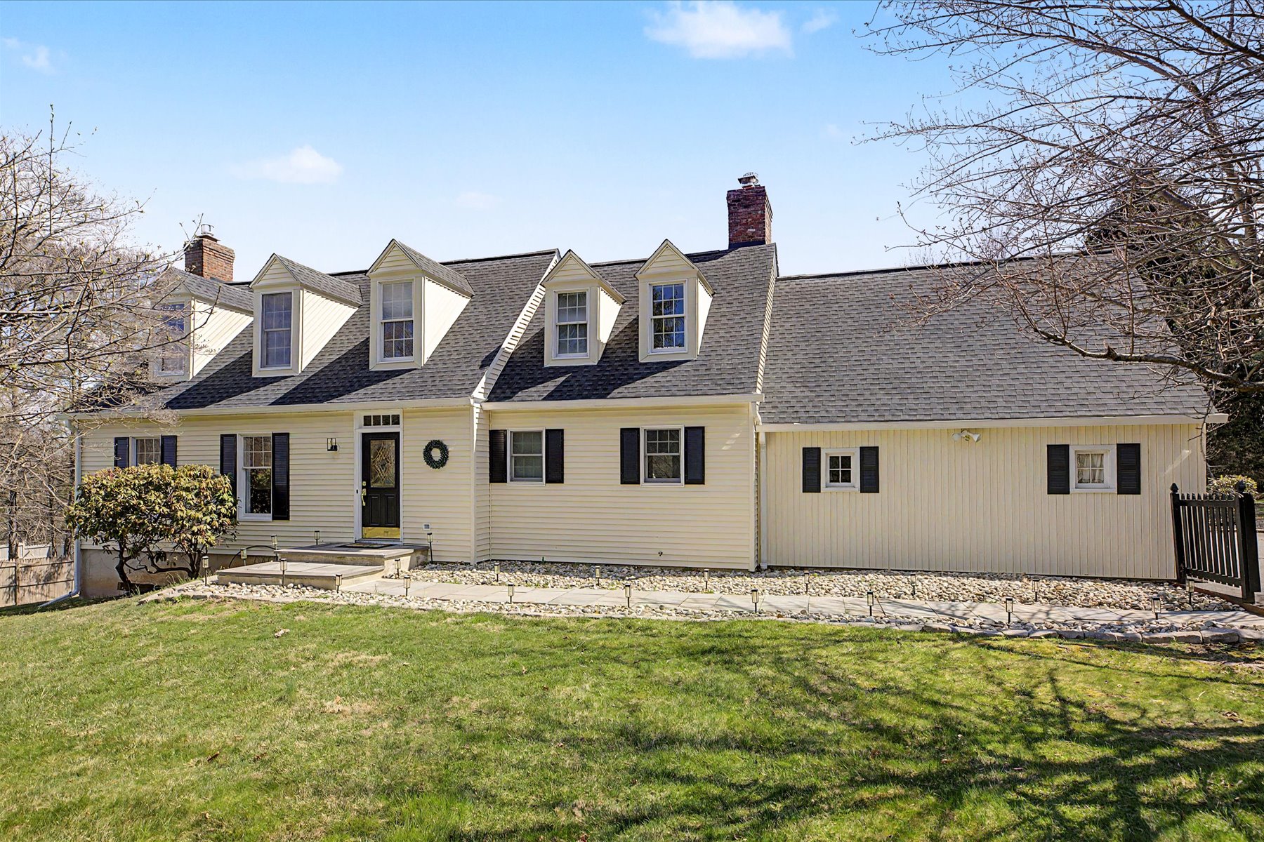  Lovely Cape Cod Home Situated on Two Private Acres - 物件實景
