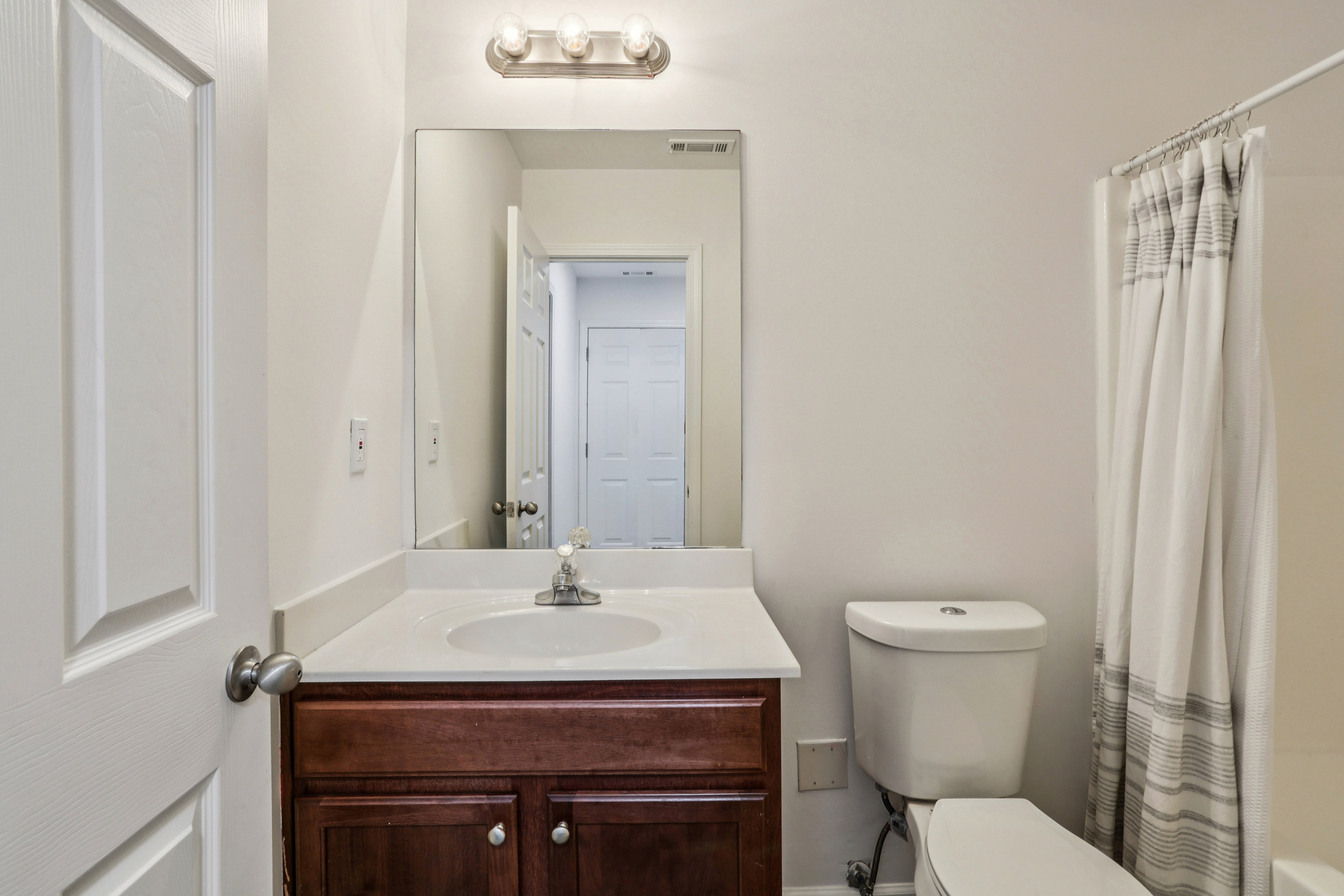  Spacious Three Level Townhome in the Desirable Thorncrest Community - 物件實景