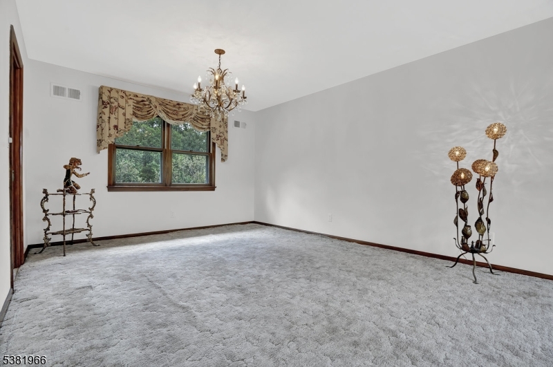 Pequannock Twp., New Jersey, 07444, United States, 3 Bedrooms Bedrooms, ,2 BathroomsBathrooms,Residential,For Sale,1934340