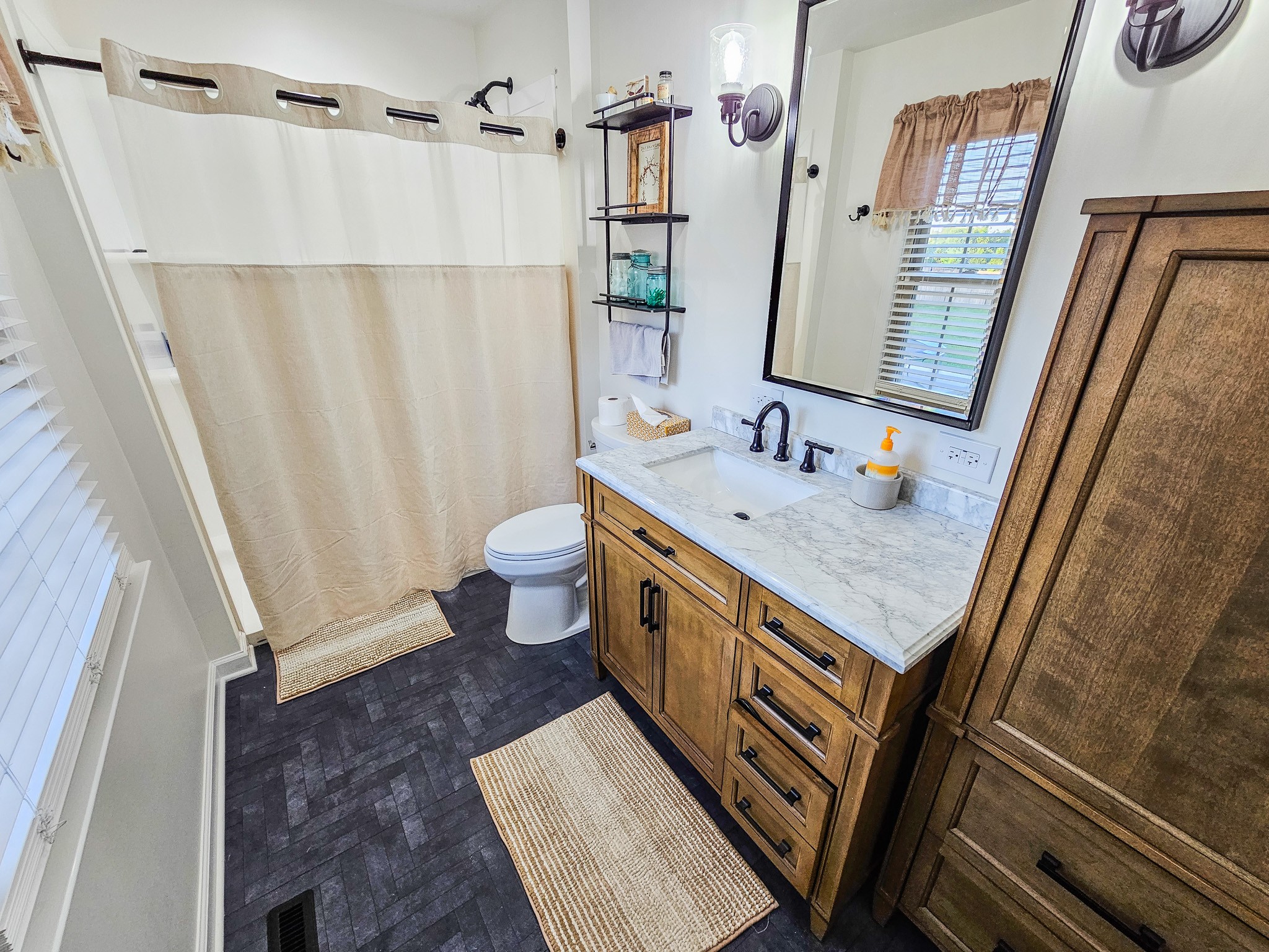 Tullahoma, Tennessee, 37388, United States, 3 Bedrooms Bedrooms, ,4 BathroomsBathrooms,Residential,For Sale,1794204