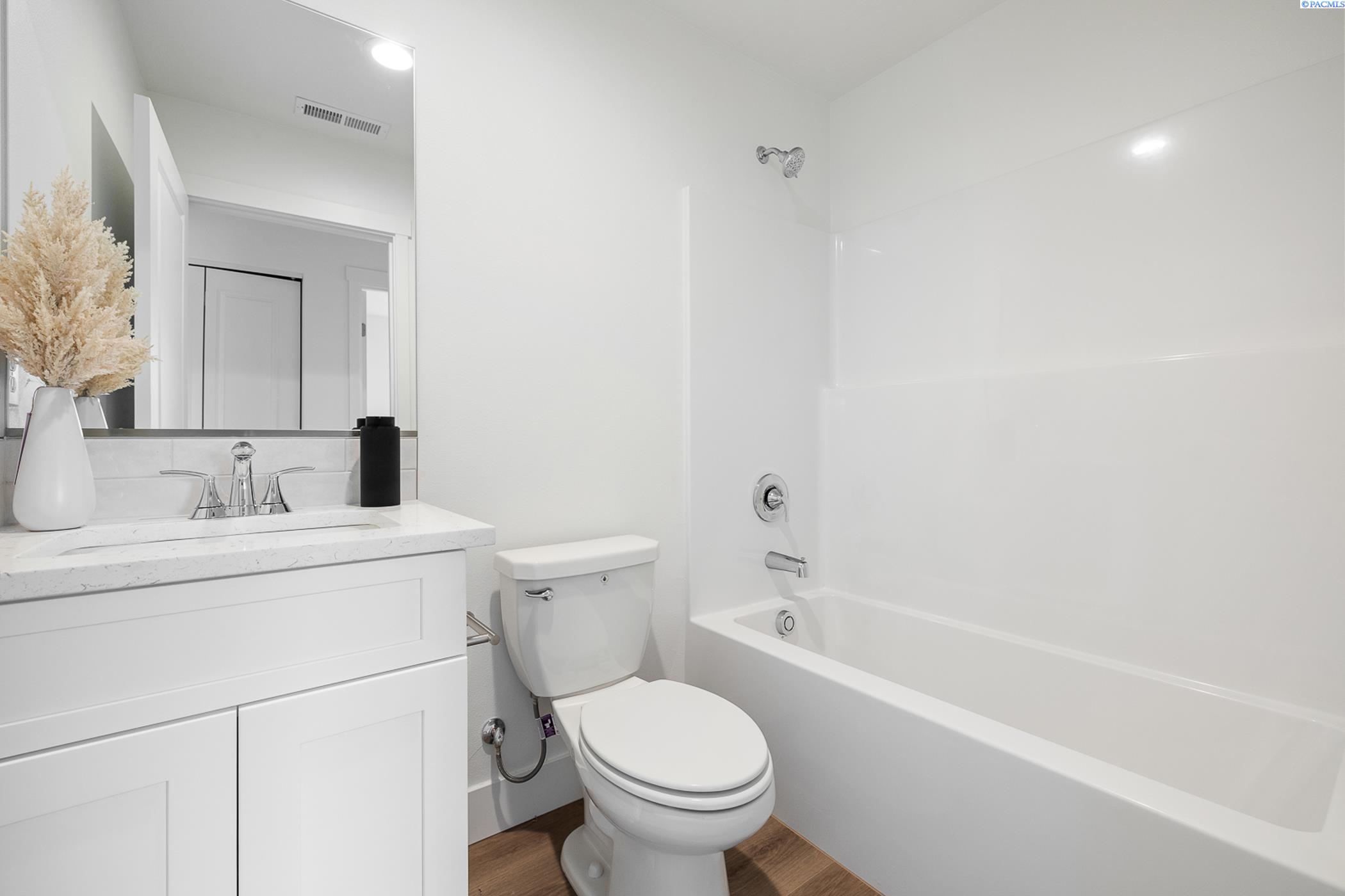 Kennewick, Washington, 99337, United States, 7 Bedrooms Bedrooms, ,Residential,For Sale,1949661