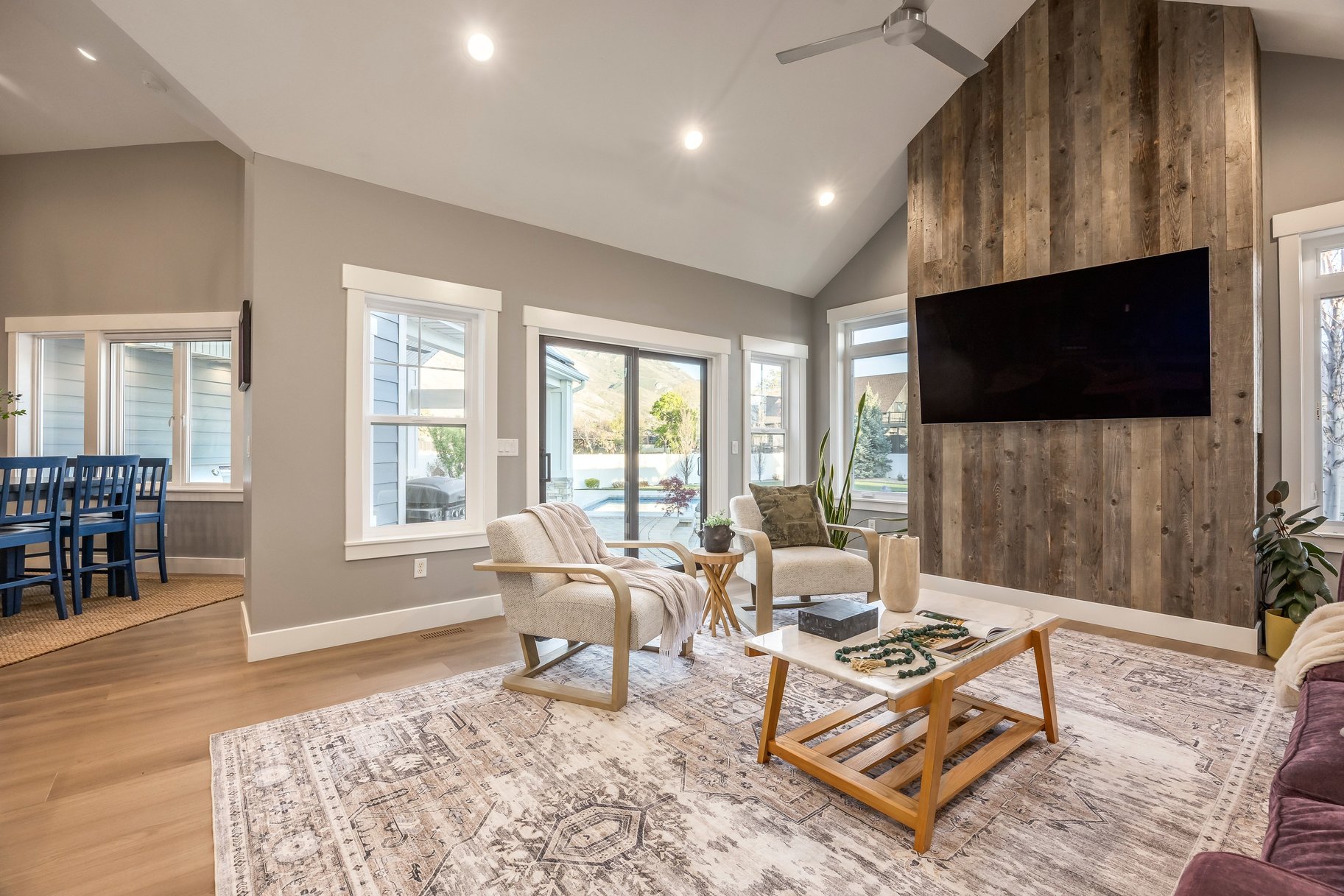  Beautiful Craftsman Rambler With Basement Apartment, Sports Pool and Pool House - 物件實景