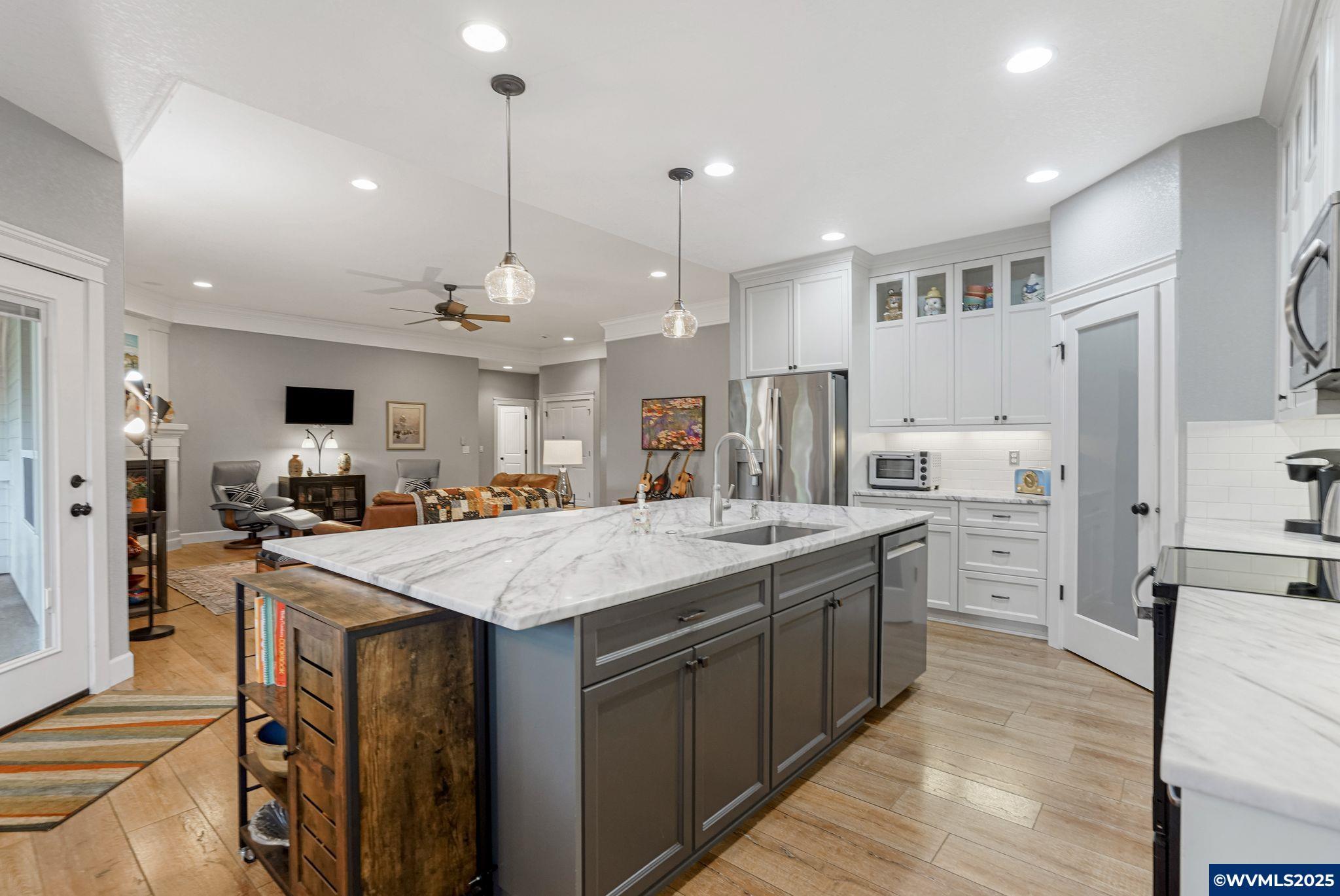 Dallas, Oregon, 97338, United States, 4 Bedrooms Bedrooms, ,2 BathroomsBathrooms,Residential,For Sale,1991904