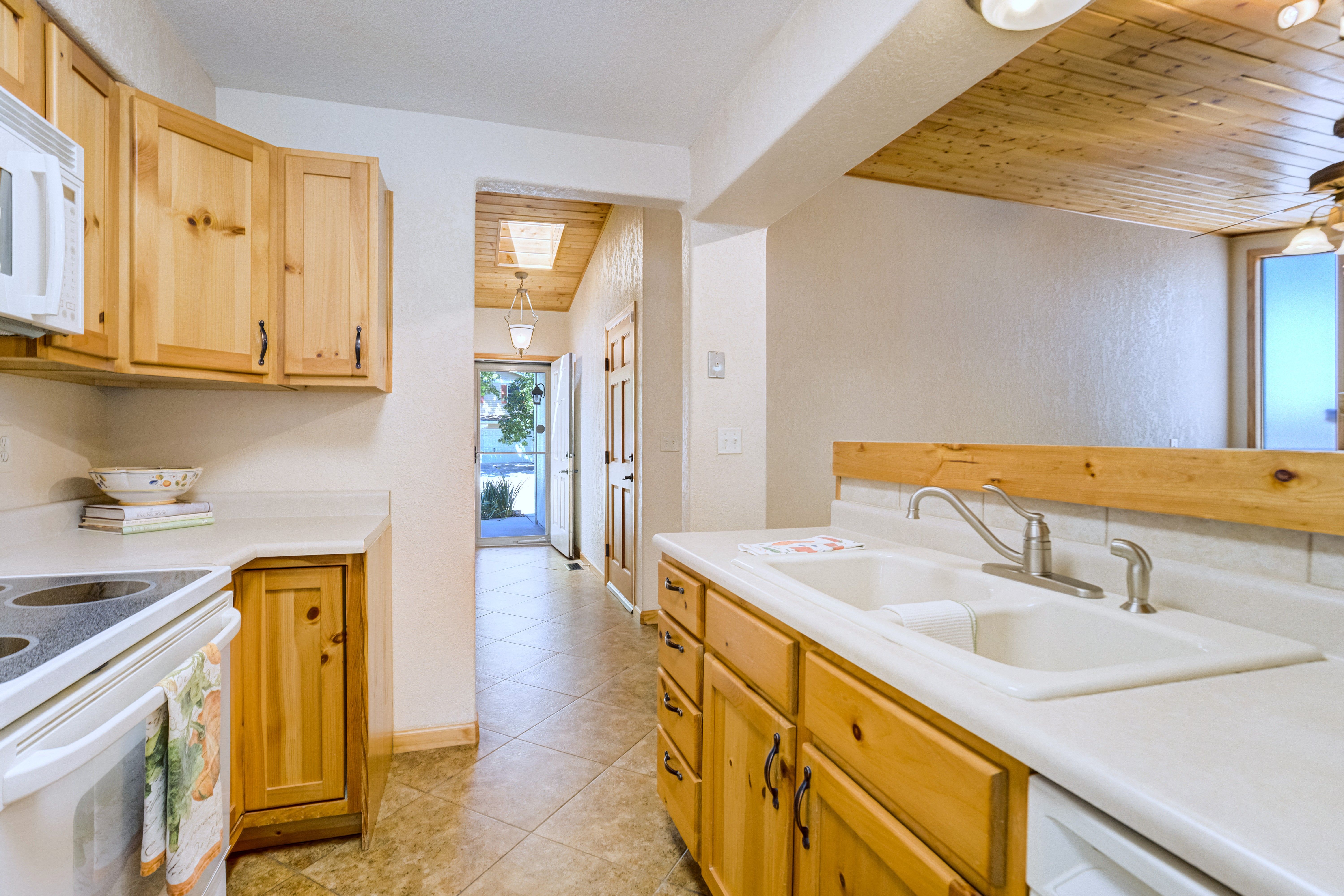  Nestled on a Spacious Corner Lot, Discover Mountain Charm w/ Warm Wood Accents - 物件實景
