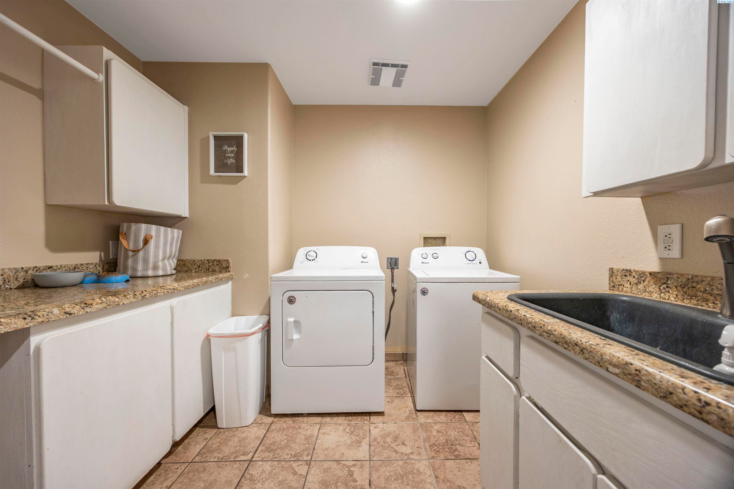 Kennewick, Washington, 99337, United States, 4 Bedrooms Bedrooms, ,2 BathroomsBathrooms,Residential,For Sale,1978666