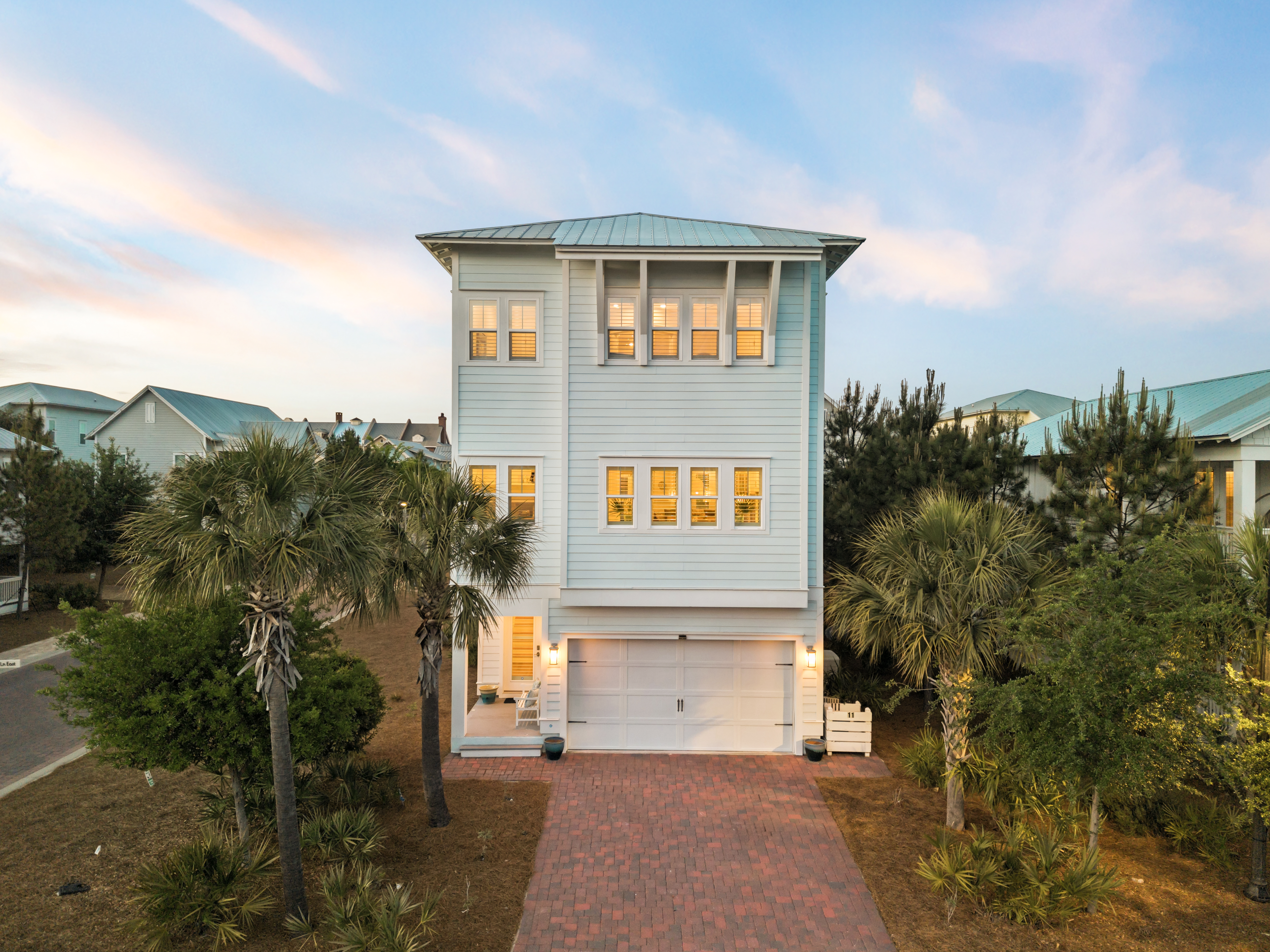  Spacious 3-Level Home With Elevator & Steps to Community Pool - 物件實景