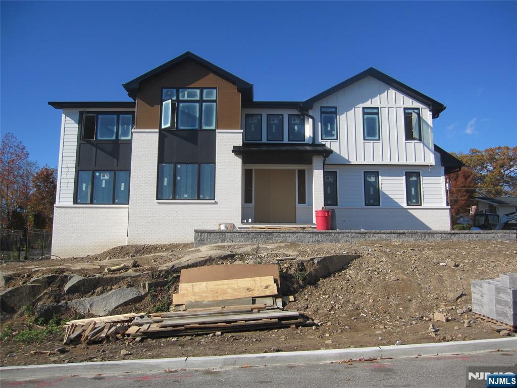 Englewood Cliffs, New Jersey, 07632, United States, 6 Bedrooms Bedrooms, ,6 BathroomsBathrooms,Residential,For Sale,1988240