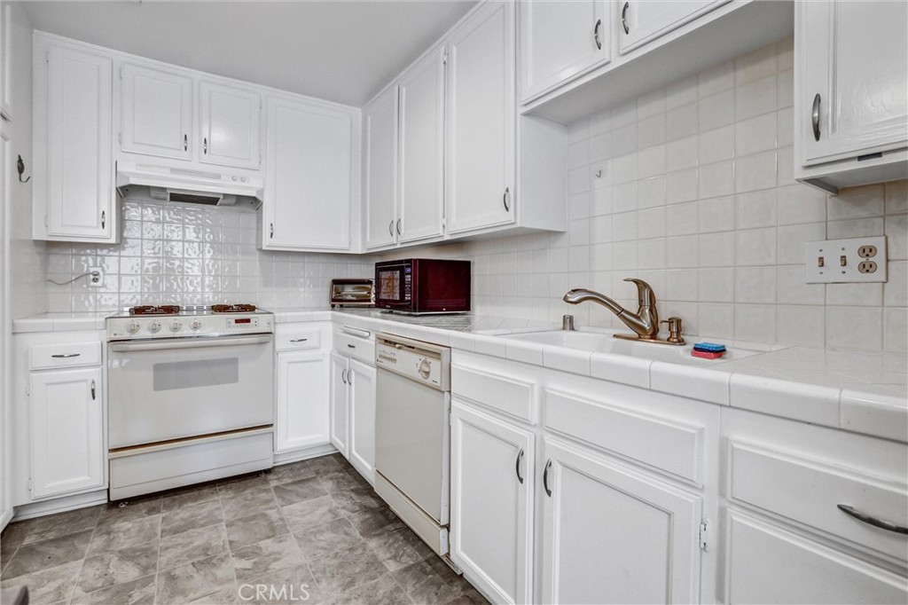 Tarzana, California, 91356, United States, 3 Bedrooms Bedrooms, ,3 BathroomsBathrooms,Residential,For Sale,1981032