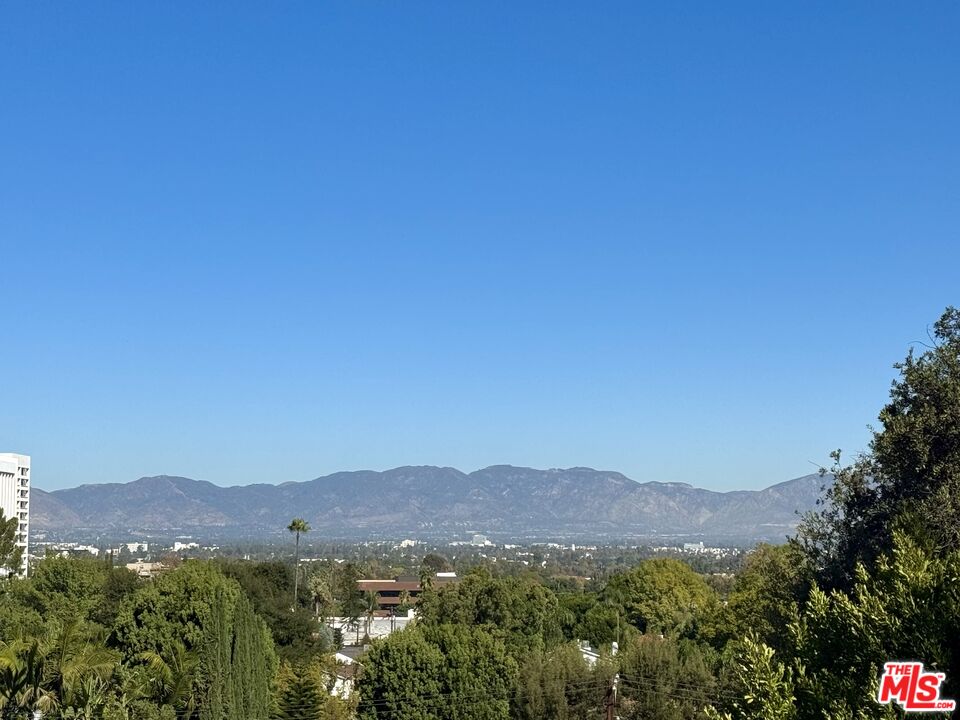 Sherman Oaks, California, 91403, United States, 3 Bedrooms Bedrooms, ,3 BathroomsBathrooms,Residential,For Sale,1989375