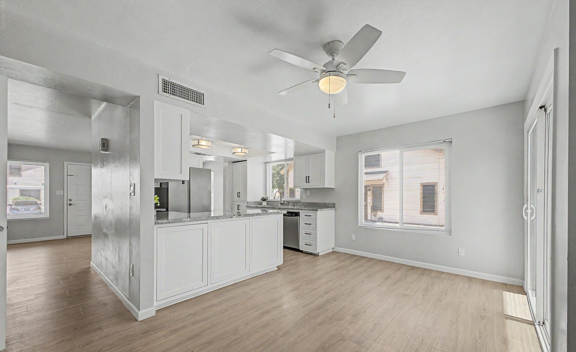  2455 E Broadway Road  Mesa, AZ - 物件實景