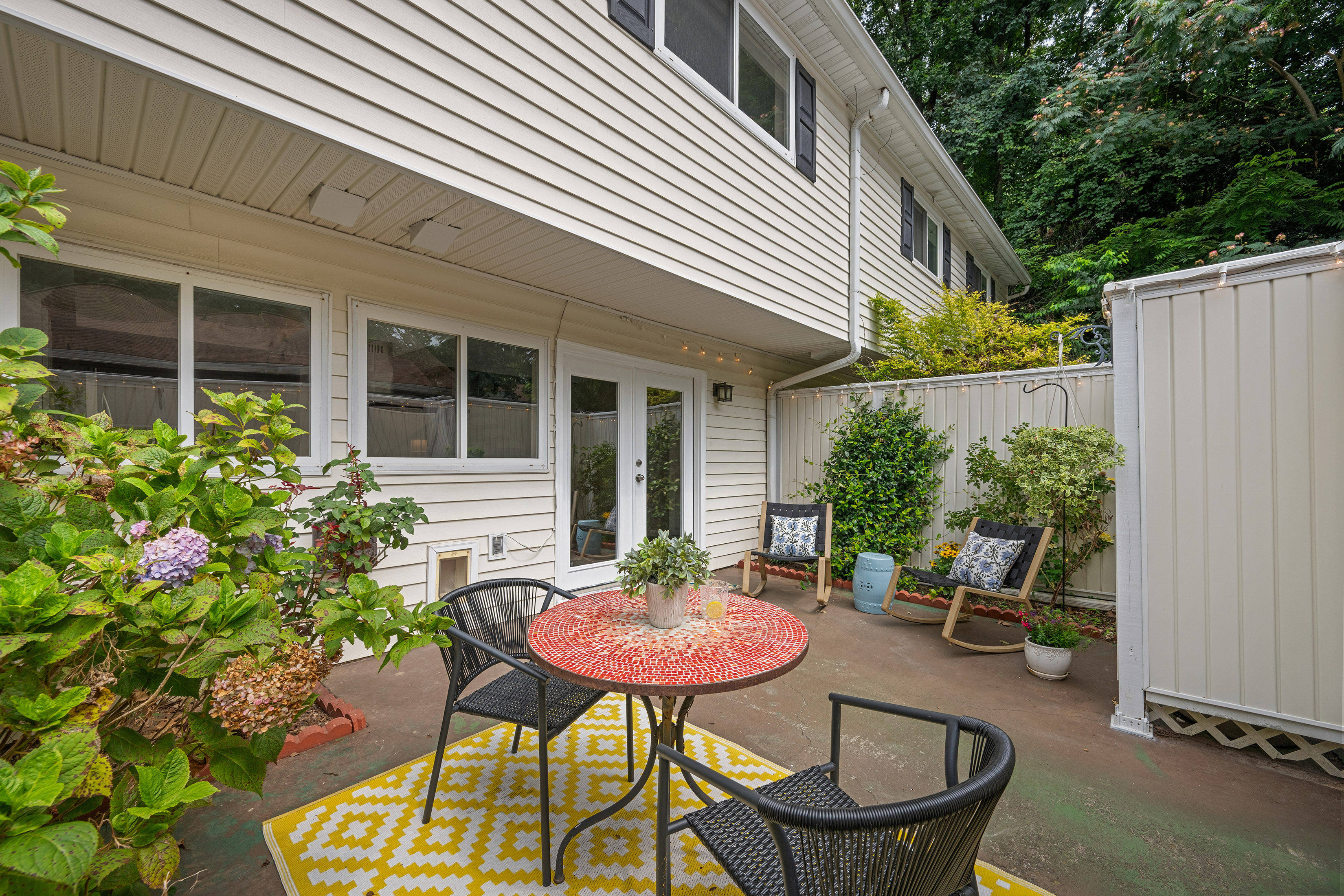  Townhouse-Style Condo with Rare Private Patio - 物件實景