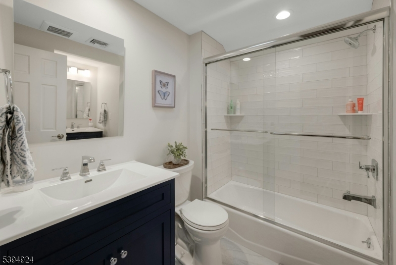 Verona Twp., New Jersey, 07044, United States, 4 Bedrooms Bedrooms, ,3 BathroomsBathrooms,Residential,For Sale,1992064