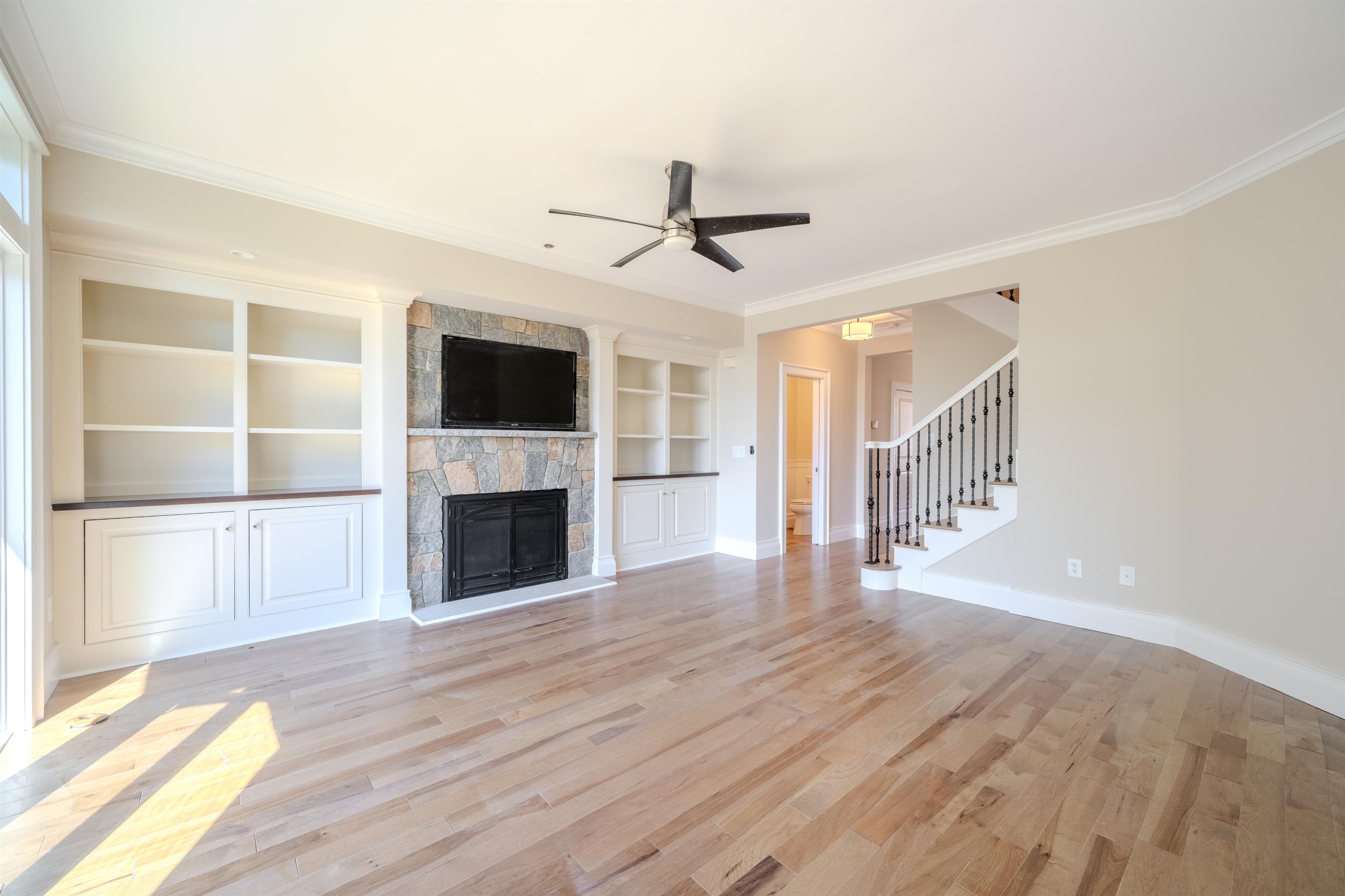 Manchester, New Hampshire, 03101, United States, 2 Bedrooms Bedrooms, ,1 BathroomBathrooms,Residential,For Sale,1933144