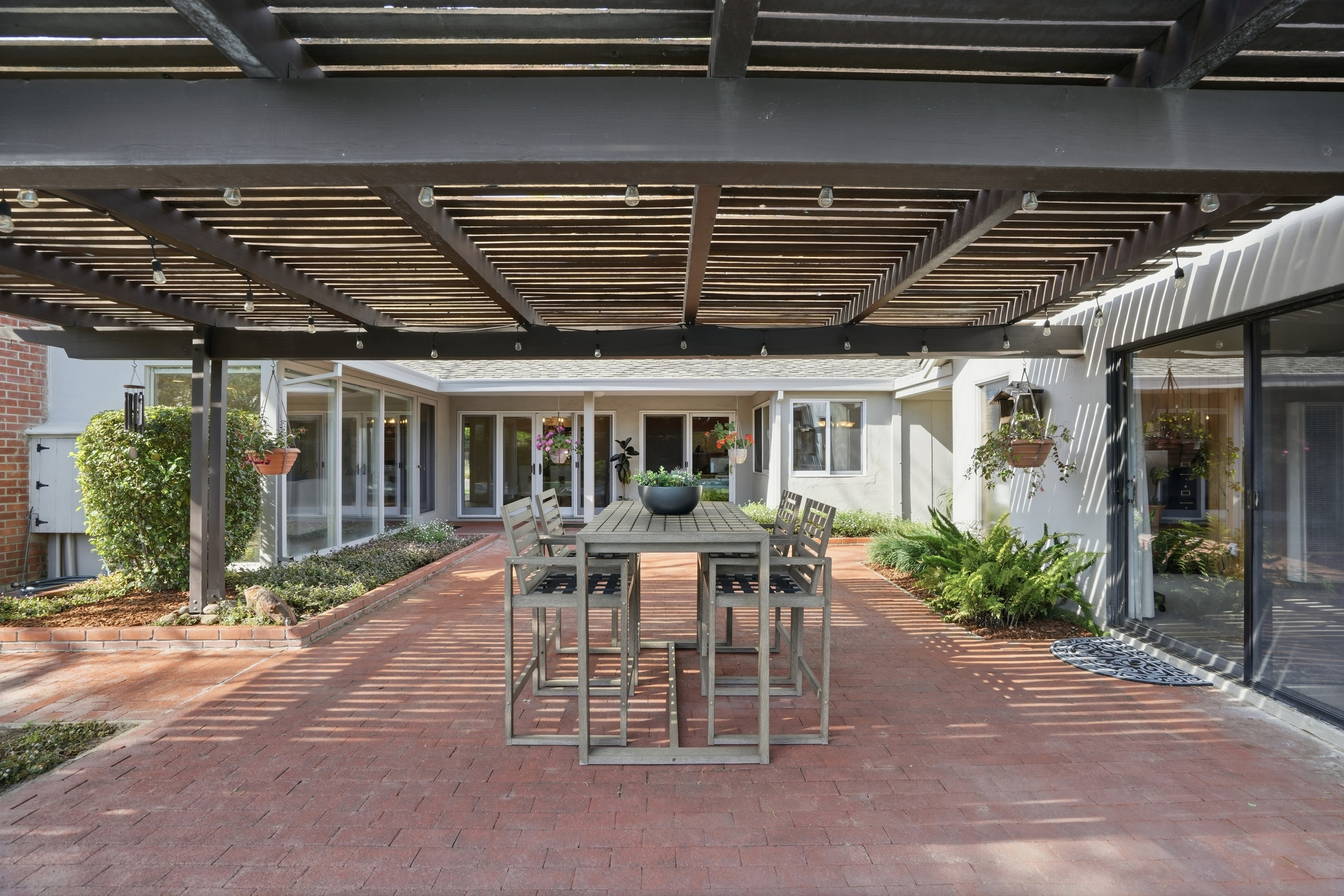  Single-Level Rancher in Coveted Neighborhood - 物件實景