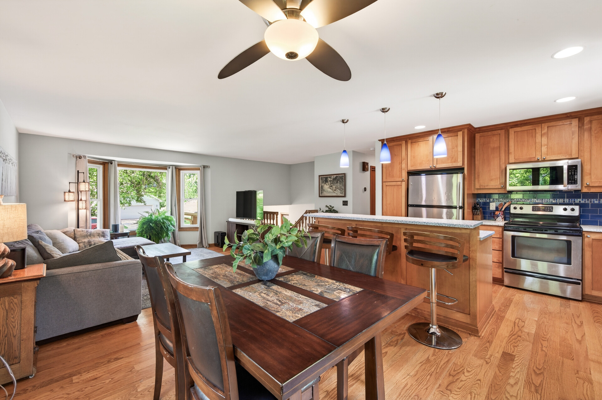 Wooded Retreat with Native Gardens and Expansive Outdoor Living - 物件實景