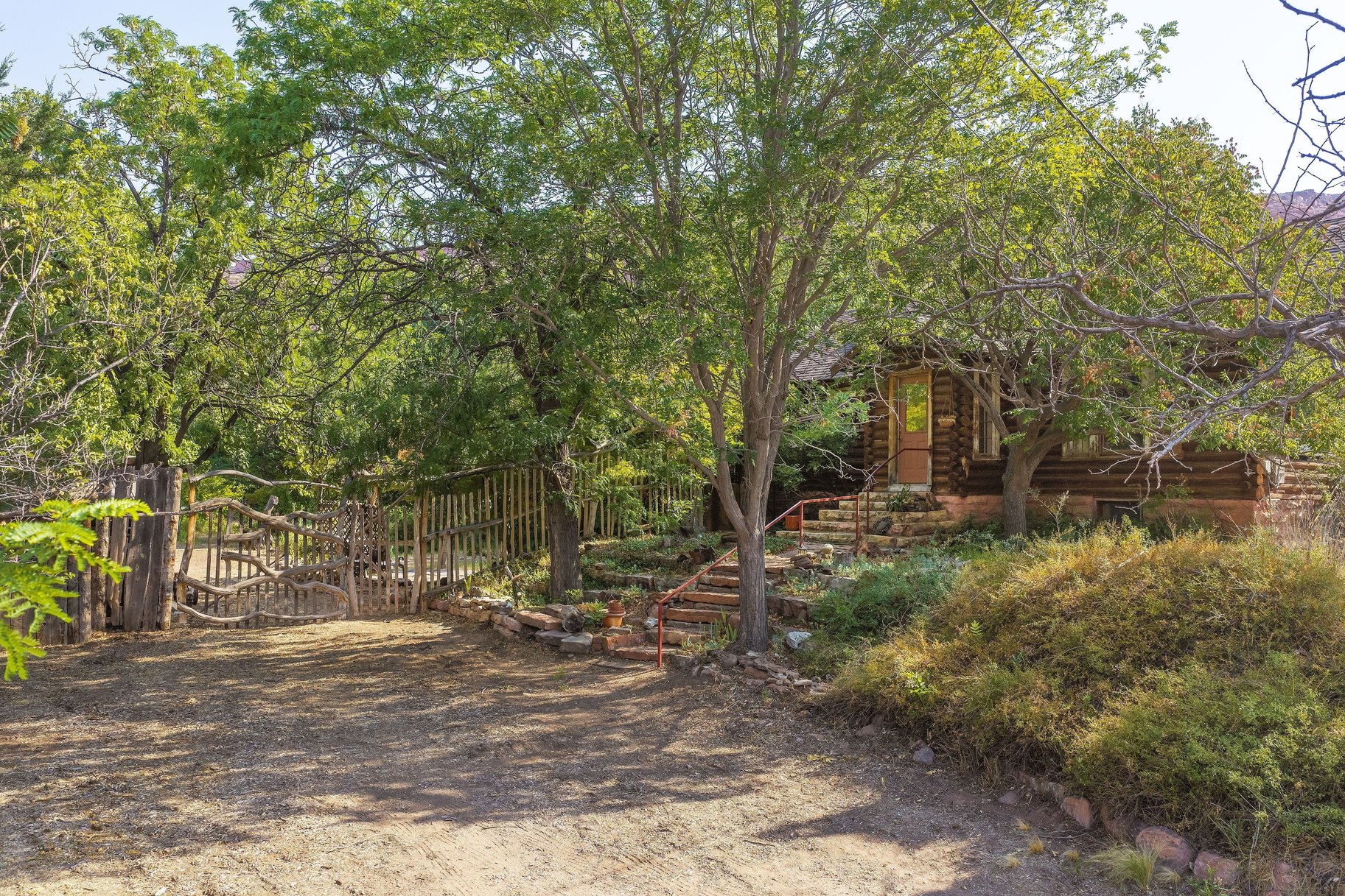  Great Location, Private Backyard & Plenty of Potential - 物件實景