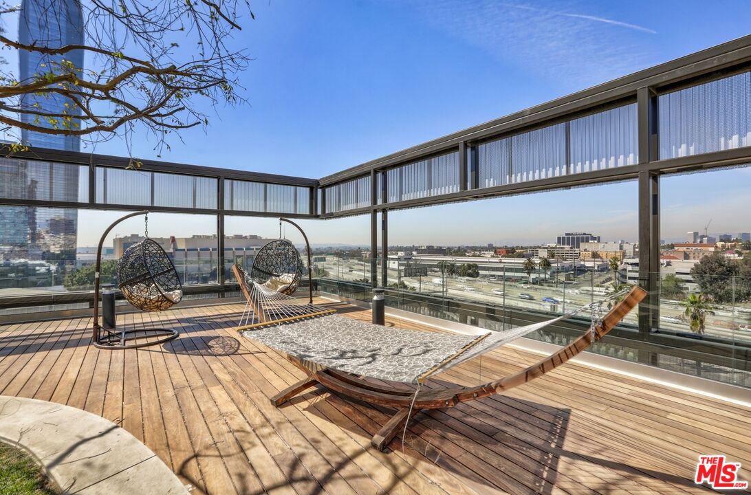 Los Angeles, California, 90017, United States, 1 Bedroom Bedrooms, ,2 BathroomsBathrooms,Residential,For Sale,1987856