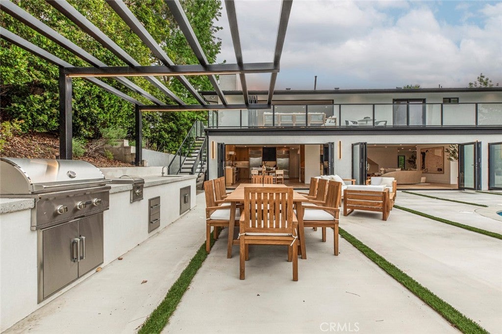 Encino, California, 91316, United States, 6 Bedrooms Bedrooms, ,5 BathroomsBathrooms,Residential,For Sale,1938851