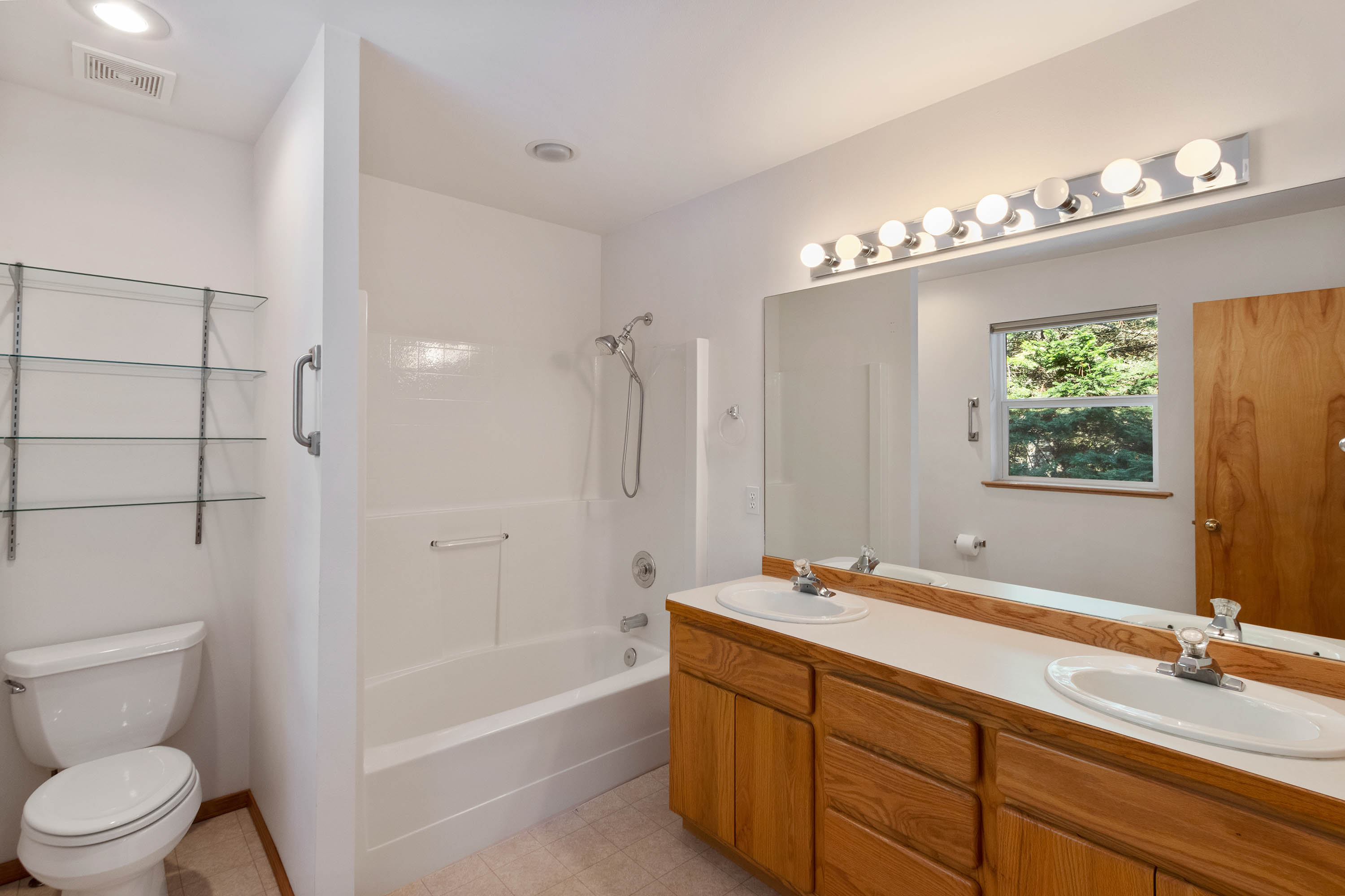 Sandpoint, Idaho, 83864, United States, 3 Bedrooms Bedrooms, ,2 BathroomsBathrooms,Residential,For Sale,2012104