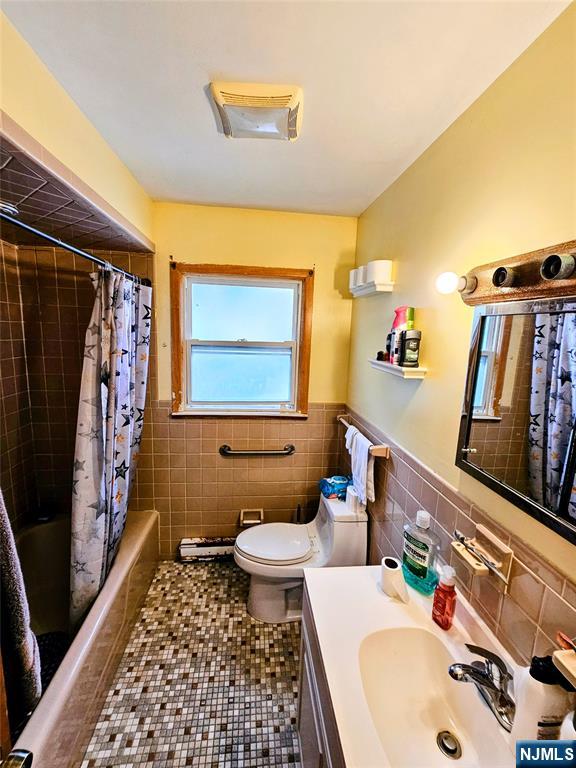 Clifton, New Jersey, 07012, United States, 6 Bedrooms Bedrooms, ,4 BathroomsBathrooms,Residential,For Sale,1984082